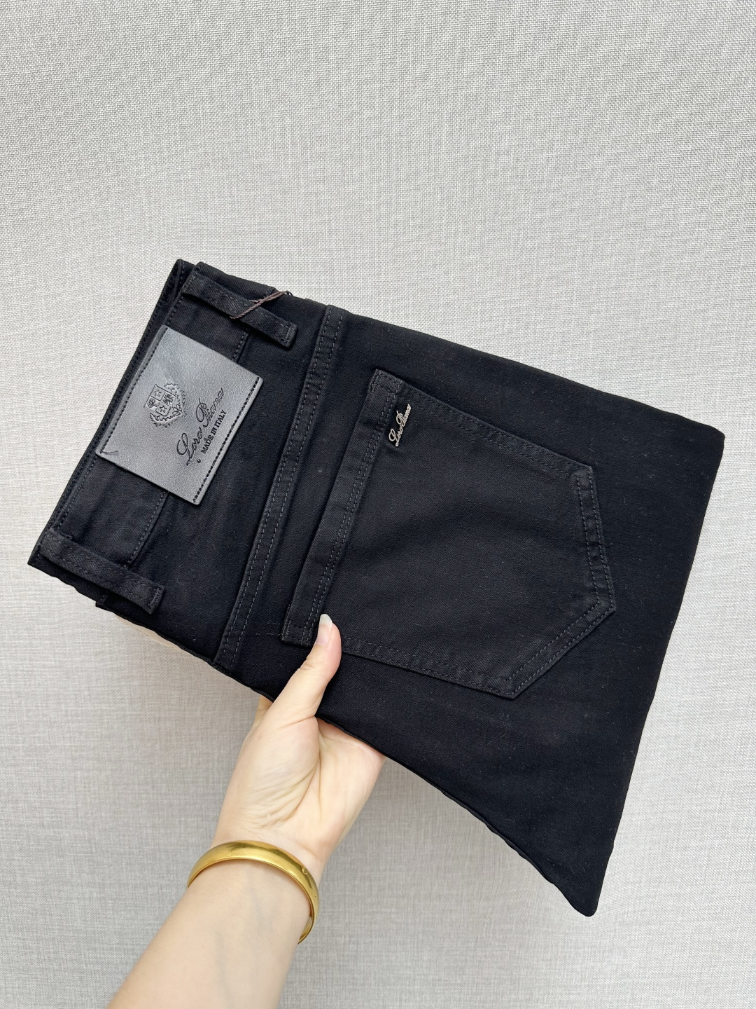 NO:570842,Autumn and winter new LP official website counters are available at the same time, original order, super stylish jeans, customized original washed denim fabric, unique design, top-notch printing technology letter pattern logo, original hardware accessories decoration, extremely outstanding jeans, the materials and craftsmanship are extremely luxurious and exquisite, extremely high-grade, handsome and stylish upper body, recommended, code number 29-38,, loro piana, jeans, alexander wang19860909秋冬新款 LP 官网专柜同步有售,原单狠货,超级有范儿的一款牛仔裤,定制原版水洗牛仔面料,独特设计,顶级印花工艺字母图案logo,原版五金辅料装饰,极为翘楚的一款牛仔裤,用料与工艺都极致奢华精湛,档次极高,上身帅气有型,推荐,码数29—38,,loro piana,jeans,alexander wang,Men's clothing