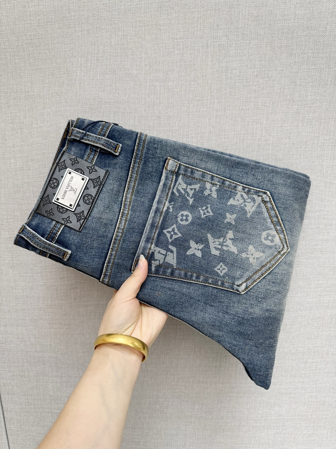 NO:527827,LV official website counter is available simultaneously, original singles, super stylish jeans, customized original washing denim fabric, unique design, top-grade printed craft letter pattern logo, original hardware and auxiliary decoration, extremely superior jeans, the materials and craftsmanship are extremely luxurious and exquisite, extremely high-end, handsome and stylish, recommended, digits 29-38,, louis vuitton, jeans, alexander wang19860909LV 官网专柜同步有售,原单狠货,超级有范儿的一款牛仔裤,定制原版水洗牛仔面料,独特设计,顶级印花工艺字母图案logo,原版五金辅料装饰,极为翘楚的一款牛仔裤,用料与工艺都极致奢华精湛,档次极高,上身帅气有型,推荐,码数29—38,,louis vuitton,jeans,alexander wang,Men's clothing