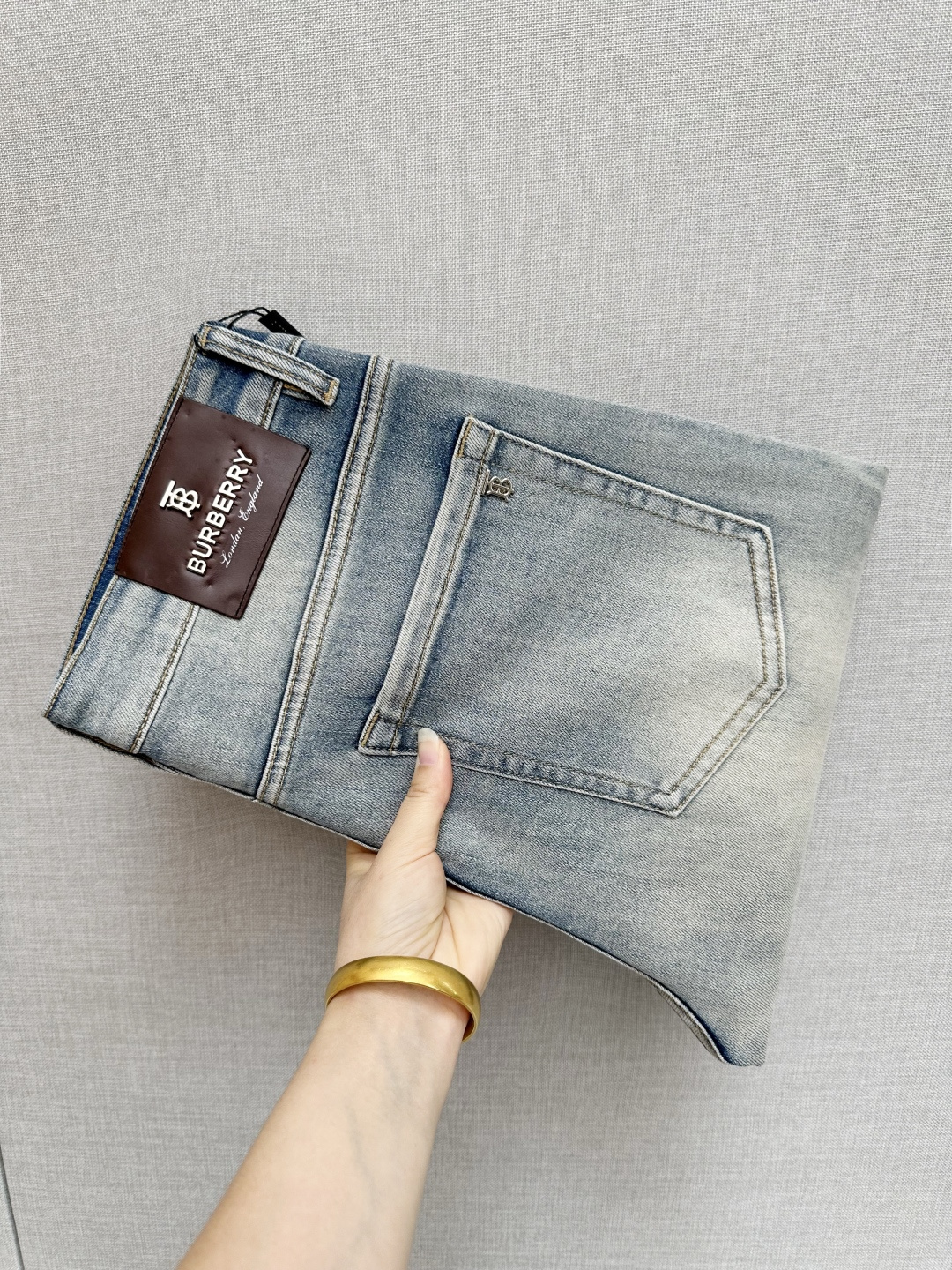 NO:527826,BURB official website counter is available simultaneously, original singles, super stylish jeans, customized original washing denim fabric, unique design, top-grade printed craft letter pattern logo, original hardware and auxiliary decoration, extremely top-notch jeans, the materials and craftsmanship are extremely luxurious and exquisite, extremely high-end, handsome and stylish, recommended, digits 29-38, burberry, jeans, alexander wang19860909BURB 官网专柜同步有售,原单狠货,超级有范儿的一款牛仔裤,定制原版水洗牛仔面料,独特设计,顶级印花工艺字母图案logo,原版五金辅料装饰,极为翘楚的一款牛仔裤,用料与工艺都极致奢华精湛,档次极高,上身帅气有型,推荐,码数29—38,,burberry,jeans,alexander wang,Men's clothing