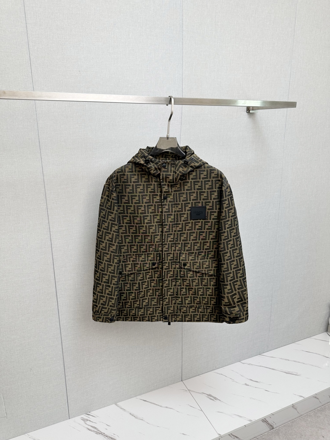 NO:528826,FD 2025 autumn and winter casual jackets, trading company channels are available, and it is released on the official website at the same time. The most anticipated high-quality products of the male and female goddesses are coming, making you feel what it means to be truly high and luxurious! The upper body is comfortable, light and not stuffy, and customized polyester fiber fabric!  Give you the most enjoyable dressing experience!  Logo printing pattern design!  Perfectly enhance the overall sense of luxury and class, and you can get a high-end luxury atmosphere at a glance! The basic conventional hooded jacket style cut is versatile and simple, and it is easy to deal with various occasions and environments. It is undoubtedly a must-have item for daily commuting! Size M-3XL,, jackets & coats, jackets & coats, hats, alexander wang19860909FD 2025秋冬休闲夹克外套,贸易公司渠道稀出,同步官网发售,男神女神最为期待的精品狠货重磅来袭,让你感受到什么叫真正的高奢有内涵!上身舒适轻盈不闷热, 定制聚酯纤维面料！给你最为享受的穿着体验！Logo印花图案设计！完美提升了整体的奢华档次感,一眼就能Get到的高端奢华气息!基础常规的连帽夹克版型裁剪,上身百搭简约不挑人,轻松应对各种场合与环境,属于日常通勤必备的臻品无疑!尺码M—3XL,,jackets & coats,jackets & coats,hats,alexander wang,Men's clothing