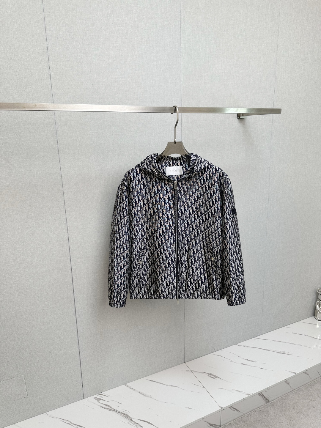 NO:528823,DIOR 2025 autumn and winter casual jackets, trading company channels are available, and they are on sale on the official website at the same time. The most anticipated high-quality products of the male and female goddesses are coming, making you feel what it means to be truly high and luxurious! The upper body is comfortable, light and not stuffy, and customized polyester fiber fabric!  Give you the most enjoyable dressing experience!  Logo printing pattern design!  Perfectly enhance the overall sense of luxury and class, and you can get a high-end luxury atmosphere at a glance! The basic conventional hooded jacket style cut is versatile and simple, and it is easy to deal with various occasions and environments. It is undoubtedly a must-have item for daily commuting! Size M-3XL, dior, jackets & coats, jackets & coats, hats, alexander wang19860909DIOR 2025秋冬休闲夹克外套,贸易公司渠道稀出,同步官网发售,男神女神最为期待的精品狠货重磅来袭,让你感受到什么叫真正的高奢有内涵!上身舒适轻盈不闷热, 定制聚酯纤维面料！给你最为享受的穿着体验！Logo印花图案设计！完美提升了整体的奢华档次感,一眼就能Get到的高端奢华气息!基础常规的连帽夹克版型裁剪,上身百搭简约不挑人,轻松应对各种场合与环境,属于日常通勤必备的臻品无疑!尺码M—3XL,,dior,jackets & coats,jackets & coats,hats,alexander wang,Men's clothing