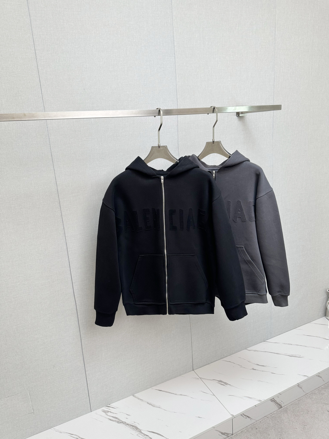 NO:541454,2025ss autumn and winter new products, hooded jacket, classic logo design, versatile style, released simultaneously on the official website, customized fabric, soft and delicate, comfortable and breathable, extremely skin-friendly, perfectly interpreting the brand's fashion trend!  Men’s wardrobe are indispensable, and they are low-key designs and must-haves. Dears, please buy them quickly!  Code number M-3XL, Jackets & coats,hats,alexander wang198609092025ss秋冬新品 连帽外套 经典Logo设计,百搭款 官网同步发售 定制面料,柔软细腻 舒适透气,亲肤感极高,完美诠释出品牌的时尚潮流！男人的衣柜都少不了基础 是低调的设计 必备款,亲们赶紧入手！码数M-3XL,,jackets & coats,hats,alexander wang,Men's clothing