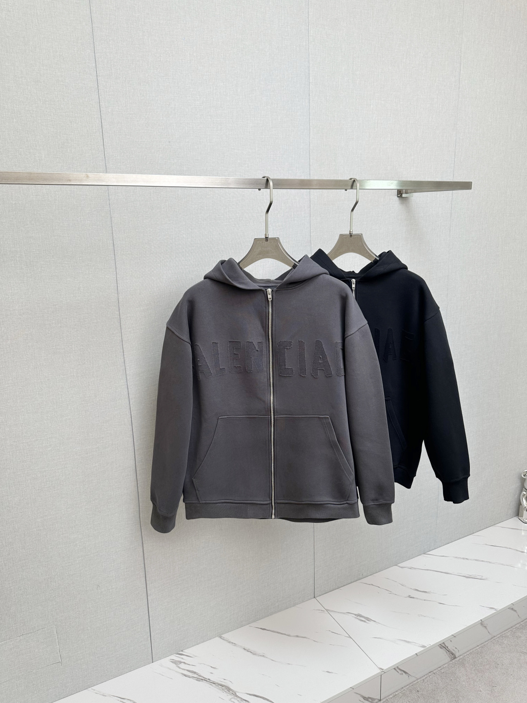 NO:528809,2025ss autumn and winter new products, hooded jacket, classic logo design, versatile style, released simultaneously on the official website, customized fabric, soft and delicate, comfortable and breathable, extremely skin-friendly, perfectly interpreting the brand's fashion trend!  Men’s wardrobe are indispensable, and they are low-key designs and must-haves. Dears, please buy them quickly!  Code number M-3XL, Jackets & coats,hats,alexander wang198609092025ss秋冬新品 连帽外套 经典Logo设计,百搭款 官网同步发售 定制面料,柔软细腻 舒适透气,亲肤感极高,完美诠释出品牌的时尚潮流！男人的衣柜都少不了基础 是低调的设计 必备款,亲们赶紧入手！码数M-3XL,,jackets & coats,hats,alexander wang,Men's clothing