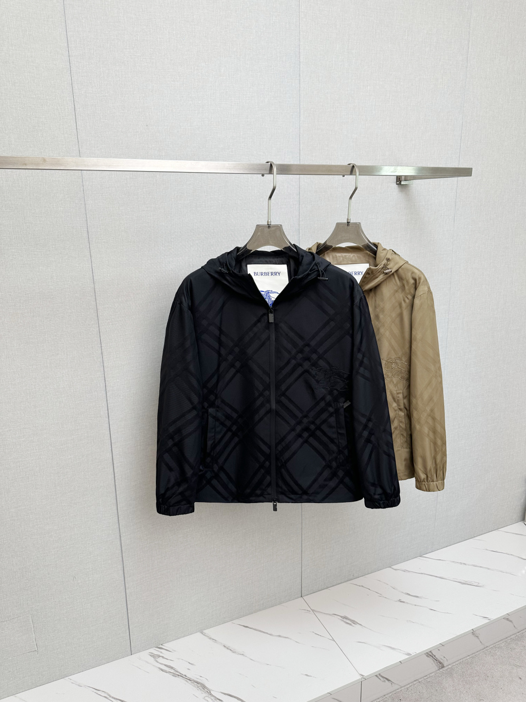 NO:541452,BURB 2025 autumn and winter casual jackets, trading company channels are available, and it is released on the official website at the same time. The most anticipated high-quality products of the male and female goddess are coming, making you feel what it means to be truly high and luxurious! The upper body is comfortable, light and not stuffy, and customized polyester fiber fabric!  Give you the most enjoyable dressing experience!  Logo printing pattern design!  Perfectly enhance the overall sense of luxury and class, and you can get a high-end luxury atmosphere at a glance! The basic conventional hooded jacket style cut is versatile and simple, and it is easy to deal with various occasions and environments. It is undoubtedly a must-have item for daily commuting! Size M-3XL, burberry, jackets & coats, jackets & coats, hats, alexander wang19860909BURB 2025秋冬休闲夹克外套,贸易公司渠道稀出,同步官网发售,男神女神最为期待的精品狠货重磅来袭,让你感受到什么叫真正的高奢有内涵!上身舒适轻盈不闷热, 定制聚酯纤维面料！给你最为享受的穿着体验！Logo印花图案设计！完美提升了整体的奢华档次感,一眼就能Get到的高端奢华气息!基础常规的连帽夹克版型裁剪,上身百搭简约不挑人,轻松应对各种场合与环境,属于日常通勤必备的臻品无疑!尺码M—3XL,,burberry,jackets & coats,jackets & coats,hats,alexander wang,Men's clothing