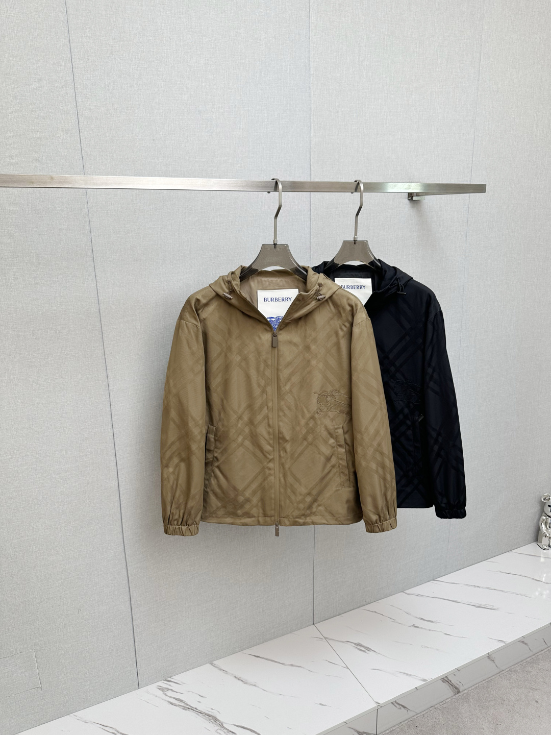 NO:528811,BURB 2025 autumn and winter casual jackets, trading company channels are available, and it is released on the official website at the same time. The most anticipated high-quality products of the male and female goddesses are coming, making you feel what it means to be truly high and luxurious! The upper body is comfortable, light and not stuffy, and customized polyester fiber fabric!  Give you the most enjoyable dressing experience!  Logo printing pattern design!  Perfectly enhance the overall sense of luxury and class, and you can get a high-end luxury atmosphere at a glance! The basic conventional hooded jacket style cut is versatile and simple, and it is easy to deal with various occasions and environments. It is undoubtedly a must-have item for daily commuting! Size M-3XL, burberry, jackets & coats, jackets & coats, hats, alexander wang19860909BURB 2025秋冬休闲夹克外套,贸易公司渠道稀出,同步官网发售,男神女神最为期待的精品狠货重磅来袭,让你感受到什么叫真正的高奢有内涵!上身舒适轻盈不闷热, 定制聚酯纤维面料！给你最为享受的穿着体验！Logo印花图案设计！完美提升了整体的奢华档次感,一眼就能Get到的高端奢华气息!基础常规的连帽夹克版型裁剪,上身百搭简约不挑人,轻松应对各种场合与环境,属于日常通勤必备的臻品无疑!尺码M—3XL,,burberry,jackets & coats,jackets & coats,hats,alexander wang,Men's clothing