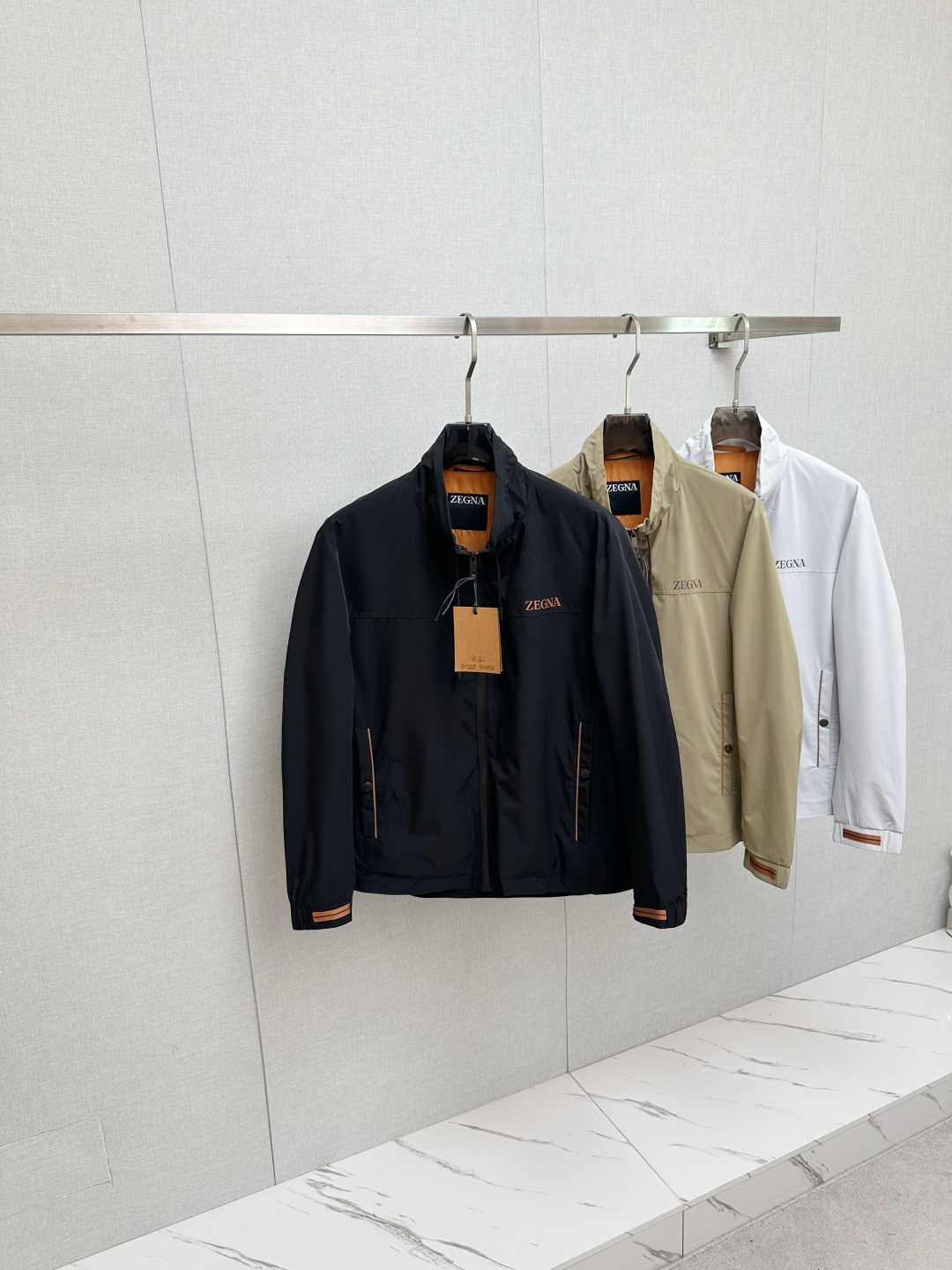 NO:541450,ZEGNA 2025 autumn and winter casual jackets, trading company channels are available, and it is released on the official website at the same time. The most anticipated high-quality products of the male and female goddesses are coming, making you feel what it means to be truly high and luxurious! The upper body is comfortable, light and not stuffy, and customized polyester fiber fabric!  Give you the most enjoyable dressing experience!  Logo printing pattern design!  Perfectly enhance the overall sense of luxury and class, and you can get a high-end luxury atmosphere at a glance! The basic conventional hooded jacket style cut is versatile and simple, and it is easy to deal with various occasions and environments. It is undoubtedly a must-have item for daily commuting! Size M-3XL,, jackets & coats, jackets & coats, hats, alexander wang19860909ZEGNA 2025秋冬休闲夹克外套,贸易公司渠道稀出,同步官网发售,男神女神最为期待的精品狠货重磅来袭,让你感受到什么叫真正的高奢有内涵!上身舒适轻盈不闷热, 定制聚酯纤维面料！给你最为享受的穿着体验！Logo印花图案设计！完美提升了整体的奢华档次感,一眼就能Get到的高端奢华气息!基础常规的连帽夹克版型裁剪,上身百搭简约不挑人,轻松应对各种场合与环境,属于日常通勤必备的臻品无疑!尺码M—3XL,,jackets & coats,jackets & coats,hats,alexander wang,Men's clothing