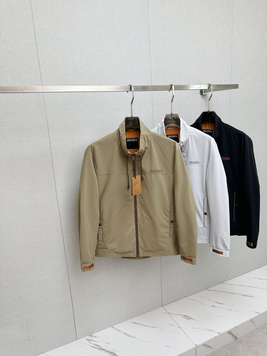 NO:528813,ZEGNA 2025 autumn and winter casual jackets, trading company channels are available, and it is released on the official website at the same time. The most anticipated high-quality products of the male and female goddesses are coming, making you feel what it means to be truly luxurious and has a connotation! The upper body is comfortable, light and not stuffy, and customized polyester fiber fabric!  Give you the most enjoyable dressing experience!  Logo printing pattern design!  Perfectly enhance the overall sense of luxury and class, and you can get a high-end luxury atmosphere at a glance! The basic conventional hooded jacket style cut is versatile and simple, and it is easy to deal with various occasions and environments. It is undoubtedly a must-have item for daily commuting! Size M-3XL,, jackets & coats, jackets & coats, hats, alexander wang19860909ZEGNA 2025秋冬休闲夹克外套,贸易公司渠道稀出,同步官网发售,男神女神最为期待的精品狠货重磅来袭,让你感受到什么叫真正的高奢有内涵!上身舒适轻盈不闷热, 定制聚酯纤维面料！给你最为享受的穿着体验！Logo印花图案设计！完美提升了整体的奢华档次感,一眼就能Get到的高端奢华气息!基础常规的连帽夹克版型裁剪,上身百搭简约不挑人,轻松应对各种场合与环境,属于日常通勤必备的臻品无疑!尺码M—3XL,,jackets & coats,jackets & coats,hats,alexander wang,Men's clothing