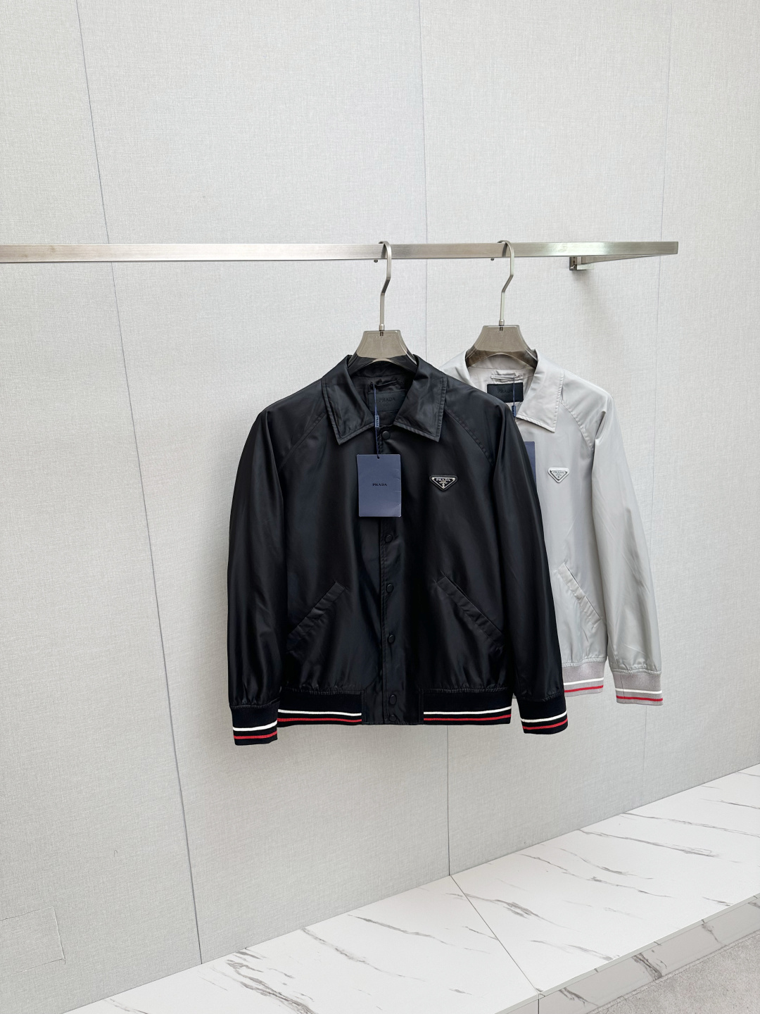 NO:541448,PRADA 2025 autumn and winter casual jackets, trading company channels are available, and it is released on the official website at the same time. The most anticipated high-quality products of the male gods and goddesses are coming, making you feel what it means to be truly high and luxurious! The upper body is comfortable, light and not stuffy, and customized polyester fiber fabric!  Give you the most enjoyable dressing experience!  Logo printing pattern design!  Perfectly enhance the overall sense of luxury and class, and you can get a high-end luxury atmosphere at a glance! The basic conventional hooded jacket style cut is versatile and simple, and it is easy to deal with various occasions and environments. It is undoubtedly a must-have item for daily commuting! Size M-3XL, prada, jackets & coats, jackets & coats, hats, alexander wang19860909PRADA 2025秋冬休闲夹克外套,贸易公司渠道稀出,同步官网发售,男神女神最为期待的精品狠货重磅来袭,让你感受到什么叫真正的高奢有内涵!上身舒适轻盈不闷热, 定制聚酯纤维面料！给你最为享受的穿着体验！Logo印花图案设计！完美提升了整体的奢华档次感,一眼就能Get到的高端奢华气息!基础常规的连帽夹克版型裁剪,上身百搭简约不挑人,轻松应对各种场合与环境,属于日常通勤必备的臻品无疑!尺码M—3XL,,prada,jackets & coats,jackets & coats,hats,alexander wang,Men's clothing