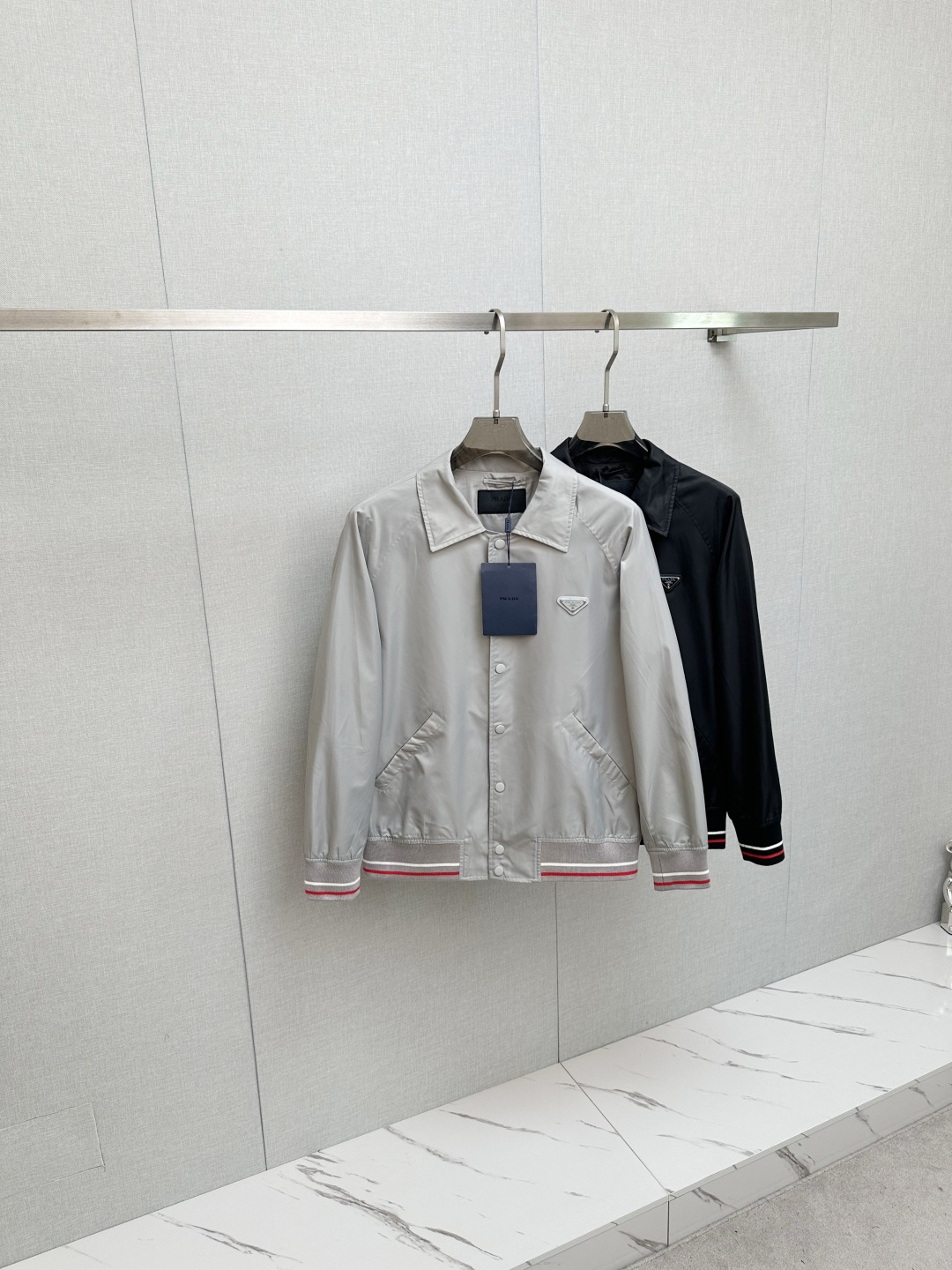 NO:528815,PRADA 2025 autumn and winter casual jackets, trading company channels are available, and it is released on the official website at the same time. The most anticipated high-quality products of the male gods and goddesses are coming, making you feel what it means to be truly high and luxurious! The upper body is comfortable, light and not stuffy, and customized polyester fiber fabric!  Give you the most enjoyable dressing experience!  Logo printing pattern design!  Perfectly enhance the overall sense of luxury and class, and you can get a high-end luxury atmosphere at a glance! The basic conventional hooded jacket style cut is versatile and simple, and it is easy to deal with various occasions and environments. It is undoubtedly a must-have item for daily commuting! Size M-3XL, prada, jackets & coats, jackets & coats, hats, alexander wang19860909PRADA 2025秋冬休闲夹克外套,贸易公司渠道稀出,同步官网发售,男神女神最为期待的精品狠货重磅来袭,让你感受到什么叫真正的高奢有内涵!上身舒适轻盈不闷热, 定制聚酯纤维面料！给你最为享受的穿着体验！Logo印花图案设计！完美提升了整体的奢华档次感,一眼就能Get到的高端奢华气息!基础常规的连帽夹克版型裁剪,上身百搭简约不挑人,轻松应对各种场合与环境,属于日常通勤必备的臻品无疑!尺码M—3XL,,prada,jackets & coats,jackets & coats,hats,alexander wang,Men's clothing