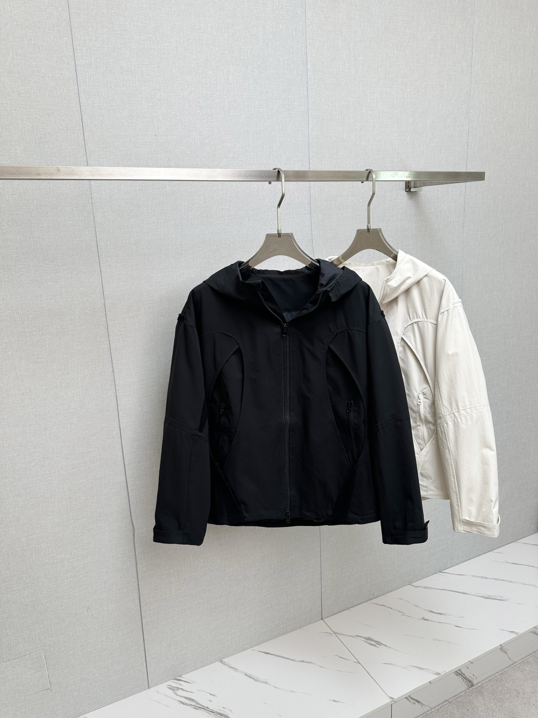 NO:528820,2025 autumn and winter casual jackets are available in trading companies and are sold on the official website at the same time. The most anticipated high-quality products of the male and female goddesses are coming, making you feel what it means to be truly luxurious and has a connotation! The upper body is comfortable, light and not stuffy, and customized polyester fiber fabric!  Give you the most enjoyable dressing experience!  Logo printing pattern design!  Perfectly enhance the overall sense of luxury and class, and you can get a high-end luxury atmosphere at a glance! The basic conventional hooded jacket style cut is versatile and simple, and it is easy to deal with various occasions and environments. It is undoubtedly a must-have item for daily commuting! Size M-3XL,, jackets & coats, jackets & coats, hats, alexander wang198609092025秋冬休闲夹克外套,贸易公司渠道稀出,同步官网发售,男神女神最为期待的精品狠货重磅来袭,让你感受到什么叫真正的高奢有内涵!上身舒适轻盈不闷热, 定制聚酯纤维面料！给你最为享受的穿着体验！Logo印花图案设计！完美提升了整体的奢华档次感,一眼就能Get到的高端奢华气息!基础常规的连帽夹克版型裁剪,上身百搭简约不挑人,轻松应对各种场合与环境,属于日常通勤必备的臻品无疑!尺码M—3XL,,jackets & coats,jackets & coats,hats,alexander wang,Men's clothing