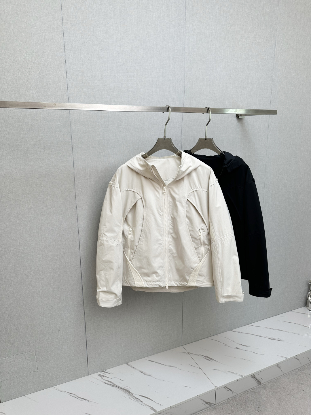 NO:528817,2025 spring and summer casual jackets, trading company channels are available, and they are on sale on the official website at the same time. The most anticipated high-quality products of the male and female goddesses are coming, making you feel what it means to be truly high and luxurious! The upper body is comfortable, light and not stuffy, and customized polyester fiber fabric!  Give you the most enjoyable dressing experience!  Logo printing pattern design!  Perfectly enhance the overall sense of luxury and class, and you can get a high-end luxury atmosphere at a glance! The basic conventional hooded jacket style cut is versatile and simple, and it is easy to deal with various occasions and environments. It is undoubtedly a must-have item for daily commuting! Size M-3XL,, jackets & coats, jackets & coats, hats, alexander wang198609092025春夏休闲夹克外套,贸易公司渠道稀出,同步官网发售,男神女神最为期待的精品狠货重磅来袭,让你感受到什么叫真正的高奢有内涵!上身舒适轻盈不闷热, 定制聚酯纤维面料！给你最为享受的穿着体验！Logo印花图案设计！完美提升了整体的奢华档次感,一眼就能Get到的高端奢华气息!基础常规的连帽夹克版型裁剪,上身百搭简约不挑人,轻松应对各种场合与环境,属于日常通勤必备的臻品无疑!尺码M—3XL,,jackets & coats,jackets & coats,hats,alexander wang,Men's clothing