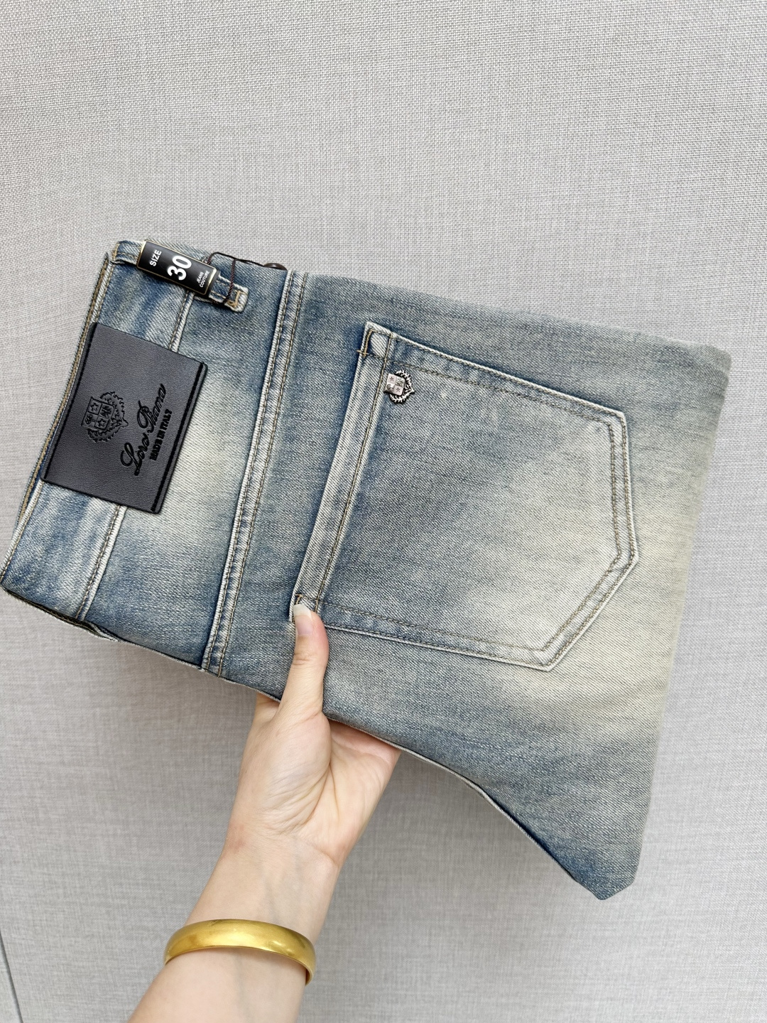 NO:538235,LP official website counter is available simultaneously, original singles, super stylish jeans, customized original washing denim fabric, unique design, top-grade printed craft letter pattern logo, original hardware and auxiliary decoration, extremely top-notch jeans, the materials and craftsmanship are extremely luxurious and exquisite, the grade is extremely high, the upper body is handsome and stylish, recommended, digits 29-38, loro piana, jeans, alexander wang19860909LP 官网专柜同步有售,原单狠货,超级有范儿的一款牛仔裤,定制原版水洗牛仔面料,独特设计,顶级印花工艺字母图案logo,原版五金辅料装饰,极为翘楚的一款牛仔裤,用料与工艺都极致奢华精湛,档次极高,上身帅气有型,推荐,码数29—38,,loro piana,jeans,alexander wang,Men's clothing