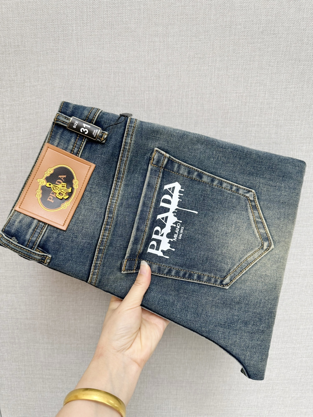 NO:538238,PRADA official website counter is available simultaneously, original singles, super stylish jeans, customized original washing denim fabric, unique design, top-grade printing craft letter pattern logo, original hardware and auxiliary decoration, extremely superior jeans, the materials and craftsmanship are extremely luxurious and exquisite, extremely high-end, handsome and stylish, recommended, size 29-38,, prada, jeans, alexander wang19860909PRADA 官网专柜同步有售,原单狠货,超级有范儿的一款牛仔裤,定制原版水洗牛仔面料,独特设计,顶级印花工艺字母图案logo,原版五金辅料装饰,极为翘楚的一款牛仔裤,用料与工艺都极致奢华精湛,档次极高,上身帅气有型,推荐,码数29—38,,prada,jeans,alexander wang,Men's clothing