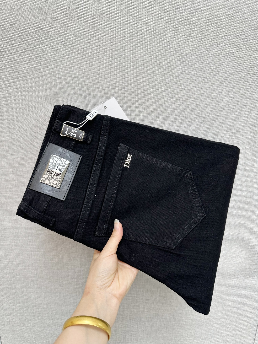 NO:538241,DIOR official website counter is available simultaneously, original singles, super stylish jeans, customized original washing denim fabric, unique design, top-grade printing craft letter pattern logo, original hardware and auxiliary decoration, extremely superior jeans, the materials and craftsmanship are extremely luxurious and exquisite, extremely high-end, handsome and stylish, recommended, digits 29-38,,dior,jeans,alexander wang19860909DIOR 官网专柜同步有售,原单狠货,超级有范儿的一款牛仔裤,定制原版水洗牛仔面料,独特设计,顶级印花工艺字母图案logo,原版五金辅料装饰,极为翘楚的一款牛仔裤,用料与工艺都极致奢华精湛,档次极高,上身帅气有型,推荐,码数29—38,,dior,jeans,alexander wang,Men's clothing