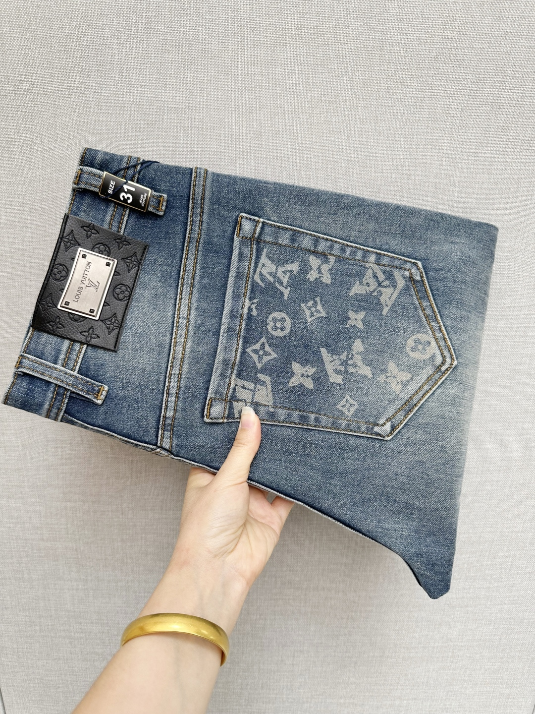 NO:538243,LV official website counter is available simultaneously, original singles, super stylish jeans, customized original washing denim fabric, unique design, top-grade printed craft letter pattern logo, original hardware and auxiliary decoration, extremely superior jeans, the materials and craftsmanship are extremely luxurious and exquisite, extremely high-end, handsome and stylish, recommended, digits 29-38,, louis vuitton, jeans, alexander wang19860909LV 官网专柜同步有售,原单狠货,超级有范儿的一款牛仔裤,定制原版水洗牛仔面料,独特设计,顶级印花工艺字母图案logo,原版五金辅料装饰,极为翘楚的一款牛仔裤,用料与工艺都极致奢华精湛,档次极高,上身帅气有型,推荐,码数29—38,,louis vuitton,jeans,alexander wang,Men's clothing