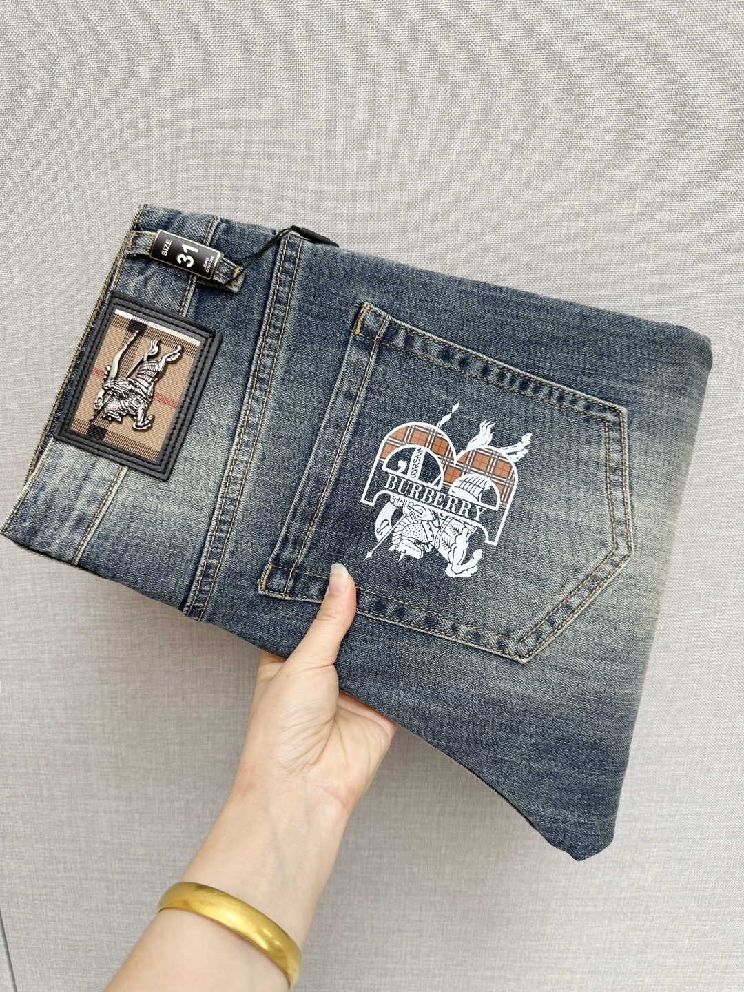 NO:538245,BURB official website counter is available simultaneously, original singles, super stylish jeans, customized original washing denim fabric, unique design, top-grade printed craft letter pattern logo, original hardware and auxiliary decoration, extremely top-notch jeans, the materials and craftsmanship are extremely luxurious and exquisite, extremely high-end, handsome and stylish, recommended, digits 29-38, burberry, jeans, alexander wang19860909BURB 官网专柜同步有售,原单狠货,超级有范儿的一款牛仔裤,定制原版水洗牛仔面料,独特设计,顶级印花工艺字母图案logo,原版五金辅料装饰,极为翘楚的一款牛仔裤,用料与工艺都极致奢华精湛,档次极高,上身帅气有型,推荐,码数29—38,,burberry,jeans,alexander wang,Men's clothing