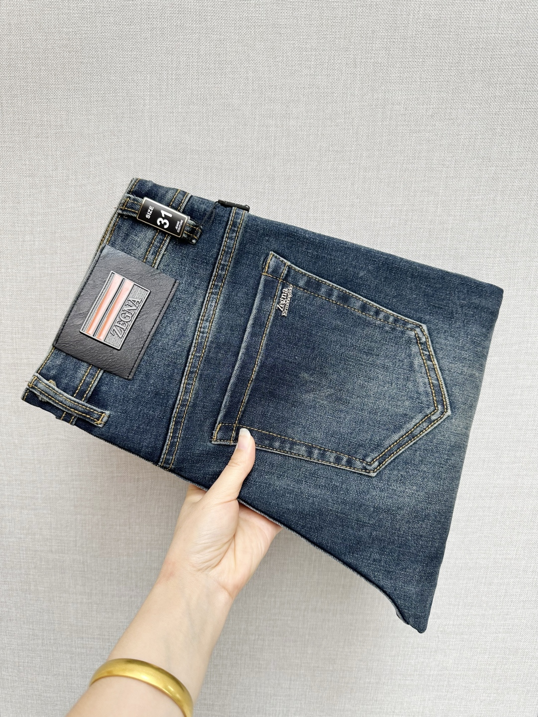 NO:538249,ZEGNA official website counter is available simultaneously, original singles, super stylish jeans, customized original washing denim fabric, unique design, top-grade printed craft letter pattern logo, original hardware and auxiliary decoration, extremely superior jeans, the materials and craftsmanship are extremely luxurious and exquisite, extremely high-end, handsome and stylish, recommended, digits 29-38, jeans, alexander wang19860909ZEGNA 官网专柜同步有售,原单狠货,超级有范儿的一款牛仔裤,定制原版水洗牛仔面料,独特设计,顶级印花工艺字母图案logo,原版五金辅料装饰,极为翘楚的一款牛仔裤,用料与工艺都极致奢华精湛,档次极高,上身帅气有型,推荐,码数29—38,,jeans,alexander wang,Men's clothing