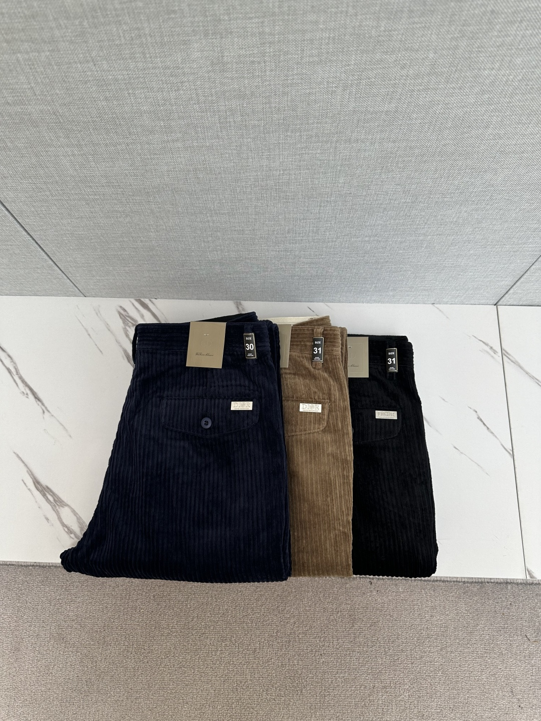 NO:573708,DIOR 2025 latest trade order corduroy casual pants!  Full condition!  !  Customized exclusive corduroy fabric tailoring!  The upper body is comfortable and breathable, not stiff, and has a rich three-dimensional feel overall. It is a quality export order that meets the simple needs of commuters. The upper body effect is very good, slimming, and not picky about the figure. The fabric workmanship... is impeccable. Only good craftsmanship and good fabrics can make you wear a good taste. It is a must-have item for everyone!  Size 29—38,,dior,alexander wang19860909DIOR 2025最新贸易订单灯芯绒休闲裤！全品相！！定制专属灯芯绒面料剪裁！上身舒适透气,不僵硬,整体有着丰富的立体感,品质出口订单,满足通勤人们对于着装的简约需求,上身效果很好,显瘦,不挑剔身材.面料做工....无可挑剔,好工艺好面料才能穿出好品味一款,人手必备单品！尺码29—38,,dior,alexander wang,Men's clothing