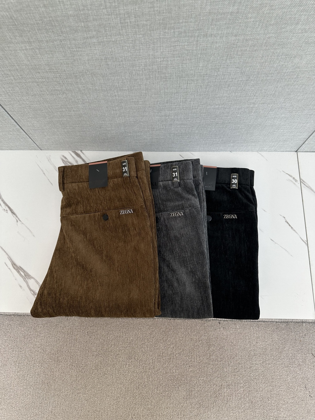 NO:541174,ZEGNA 2025 Latest Trade Order Corduroy Casual Pants!  Full quality!  !  Customized exclusive corduroy fabric cut!  The upper body is comfortable and breathable, not stiff, and the overall three-dimensional feeling is rich and the quality is exported to meet the simple needs of commuters for dressing. The upper body is very effective, it looks slim and does not picky about the figure. The fabric workmanship is impeccable. Only good craftsmanship can make you look good and tasteful. It is a must-have item for everyone!  Size 29-38, alexander wang19860909ZEGNA 2025最新贸易订单灯芯绒休闲裤！全品相！！定制专属灯芯绒面料剪裁！上身舒适透气,不僵硬,整体有着丰富的立体感,品质出口订单,满足通勤人们对于着装的简约需求,上身效果很好,显瘦,不挑剔身材.面料做工....无可挑剔,好工艺好面料才能穿出好品味一款,人手必备单品！尺码29—38,,alexander wang,Men's clothing