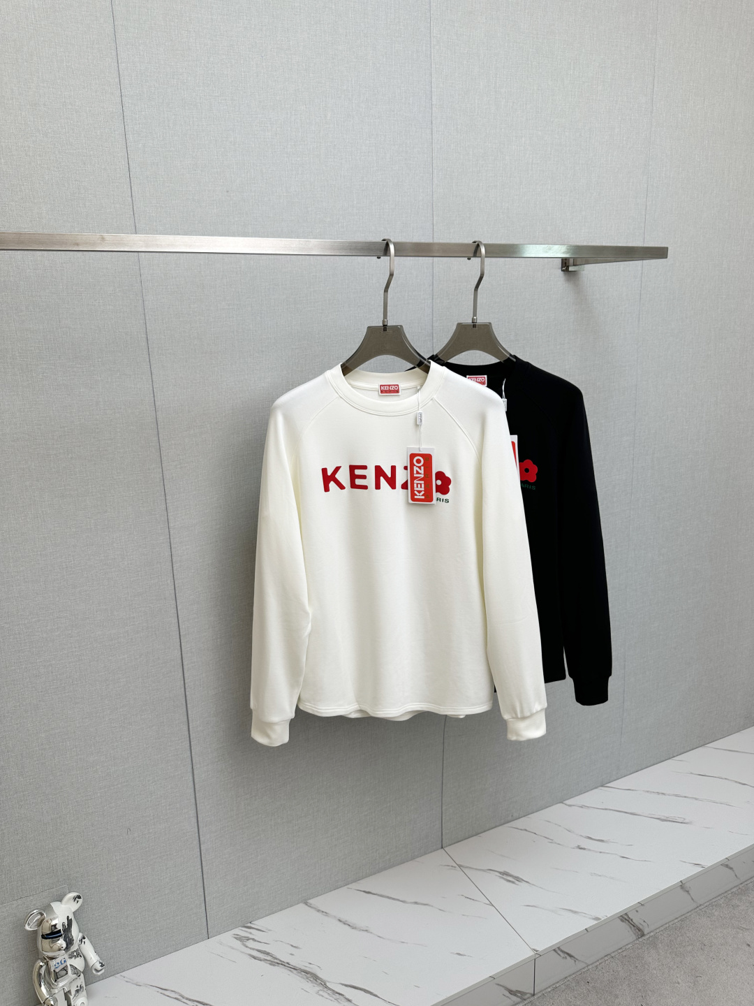 NO:571053,KENZO 2025ss new autumn product, long-sleeved sweatshirt, classic logo design, versatile style. Available simultaneously on the official website. Customized fabric, soft and delicate, highly skin-friendly, perfectly interpreting the brand's fashion trend!  A man's wardrobe is indispensable for the basics. It is a low-key design and a must-have item. Dear friends, hurry up and get it!  Size M—2XL,,hoodie,sweatshirts,alexander wang19860909KENZO 2025ss秋季新品 长袖卫衣,经典Logo设计,百搭款 官网同步发售 定制面料,柔软细腻,亲肤感极高,完美诠释出品牌的时尚潮流！男人的衣柜都少不了基础 是低调的设计 必备款,亲们赶紧入手！码数M—2XL,,hoodie,sweatshirts,alexander wang,Men's clothing