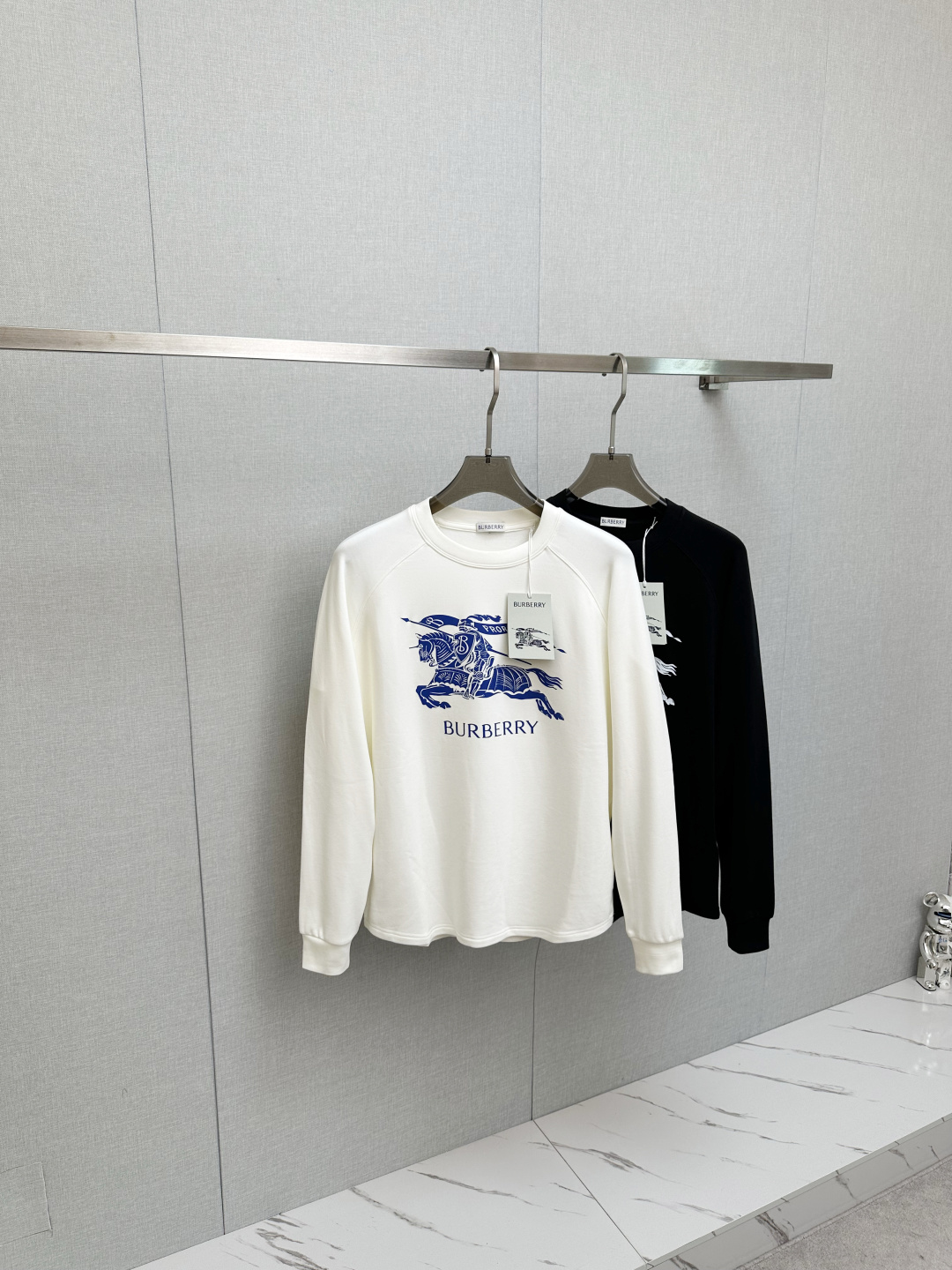 NO:571055,BURB 2025ss new autumn product, long-sleeved sweatshirt, classic logo design, versatile style. Available simultaneously on the official website. Customized fabric, soft and delicate, highly skin-friendly, perfectly interpreting the brand's fashion trend!  A man's wardrobe is indispensable for the basics. It is a low-key design and a must-have item. Dear friends, hurry up and get it!  Size M—2XL,,burberry,hoodie,sweatshirts,alexander wang19860909BURB 2025ss秋季新品 长袖卫衣,经典Logo设计,百搭款 官网同步发售 定制面料,柔软细腻,亲肤感极高,完美诠释出品牌的时尚潮流！男人的衣柜都少不了基础 是低调的设计 必备款,亲们赶紧入手！码数M—2XL,,burberry,hoodie,sweatshirts,alexander wang,Men's clothing