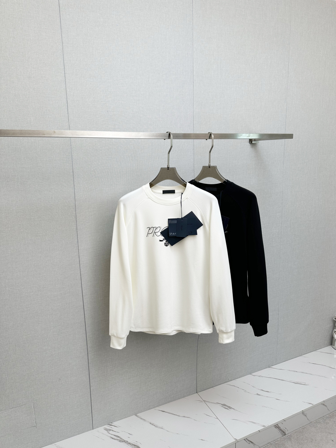 NO:571057,PRADA 2025ss autumn new product long-sleeved sweatshirt, classic logo design, versatile style, available simultaneously on the official website. Customized fabric, soft and delicate, highly skin-friendly, perfectly interpreting the brand's fashion trend!  A man's wardrobe is indispensable for the basics. It is a low-key design and a must-have item. Dear friends, hurry up and get it!  Size M—2XL,,prada,hoodie,sweatshirts,alexander wang19860909PRADA 2025ss秋季新品 长袖卫衣,经典Logo设计,百搭款 官网同步发售 定制面料,柔软细腻,亲肤感极高,完美诠释出品牌的时尚潮流！男人的衣柜都少不了基础 是低调的设计 必备款,亲们赶紧入手！码数M—2XL,,prada,hoodie,sweatshirts,alexander wang,Men's clothing