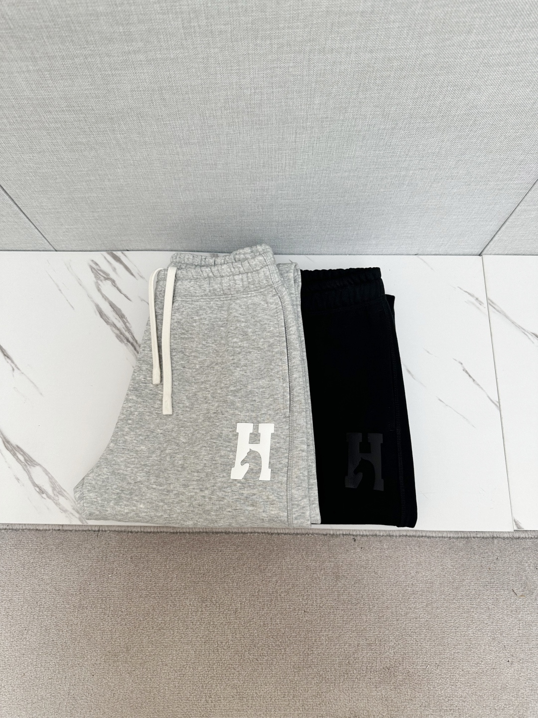 NO:549917,H Home 2025 autumn and winter super hot casual pants, using imported European fabrics, soft, comfortable and textured, original hardware accessories, very cool, exquisite details, super invincible upper body effect, and versatile trends. The traditional fabric is made with ingenious skills to show the excellent style of quality. Must-have style!  A definitely worth having!  Size M-3XL, alexander wang19860909H家 2025秋冬超火休闲裤,选用欧洲进口面料,柔软舒适有质感,原版五金配件,非常炫酷,细节处理精致,上身效果超级无敌赞,潮流百搭.尚选面料匠心而制 彰显卓越臻品风范 必备款式！绝对值得拥有的一条！尺码M—3XL,,alexander wang,Men's clothing