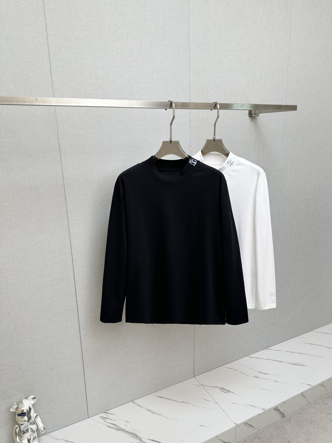 NO:549912,2025ss new autumn and winter products. Long-sleeved tops, classic logo design, versatile. Available simultaneously on the official website. Customized fabrics, soft and delicate, comfortable and breathable, highly skin-friendly, perfectly interpreting the brand's fashion trends!  A man's wardrobe is indispensable for the basics. It is a low-key design and a must-have item. Dear friends, hurry up and get it!  Size M-3XL,,alexander wang198609092025ss秋冬新品 长袖上衣,经典Logo设计,百搭款 官网同步发售 定制面料,柔软细腻 舒适透气,亲肤感极高,完美诠释出品牌的时尚潮流！男人的衣柜都少不了基础 是低调的设计 必备款,亲们赶紧入手！码数M-3XL,,alexander wang,Men's clothing