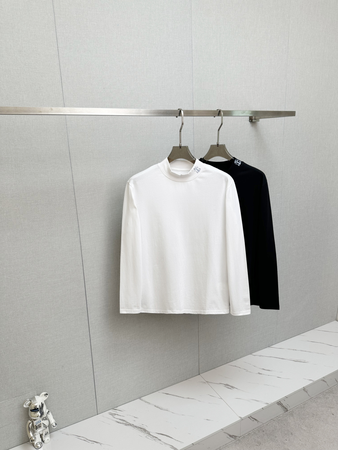 NO:530874,2025ss autumn and winter new products, long-sleeved tops, classic logo design, versatile models, released simultaneously on the official website. Customized fabrics, soft and delicate, comfortable and breathable, with a high skin-friendly feel, perfectly interpreting the brand's fashion trend!  Men’s wardrobe are indispensable, and they are low-key designs and must-haves. Dears, please buy them quickly!  Code number M-3XL, alexander wang198609092025ss秋冬新品 长袖上衣,经典Logo设计,百搭款 官网同步发售 定制面料,柔软细腻 舒适透气,亲肤感极高,完美诠释出品牌的时尚潮流！男人的衣柜都少不了基础 是低调的设计 必备款,亲们赶紧入手！码数M-3XL,,alexander wang,Men's clothing