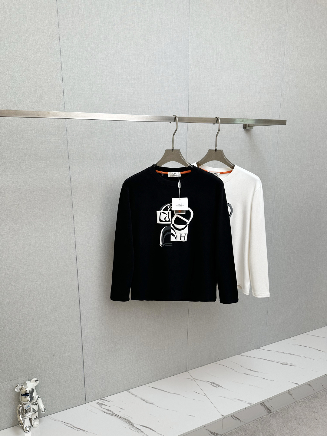 NO:549986,H Home 2025ss autumn and winter new products, long-sleeved tops, classic logo design, versatile models, released simultaneously on the official website. Customized fabrics, soft and delicate, comfortable and breathable, with a high skin-friendly feel, perfectly interpreting the brand's fashion trend!  Men’s wardrobe are indispensable, and they are low-key designs and must-haves. Dears, please buy them quickly!  Code number M-3XL, alexander wang19860909H家 2025ss秋冬新品 长袖上衣,经典Logo设计,百搭款 官网同步发售 定制面料,柔软细腻 舒适透气,亲肤感极高,完美诠释出品牌的时尚潮流！男人的衣柜都少不了基础 是低调的设计 必备款,亲们赶紧入手！码数M-3XL,,alexander wang,Men's clothing