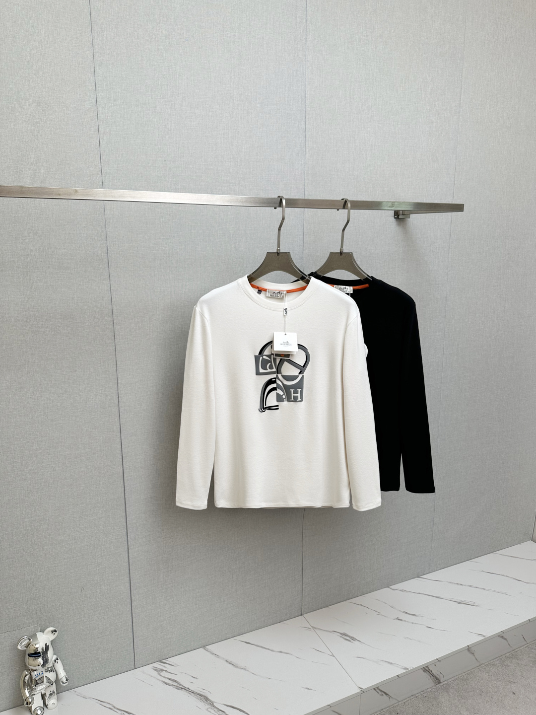 NO:530878,H Home 2025ss autumn and winter new products, long-sleeved tops, classic logo design, versatile models, released simultaneously on the official website. Customized fabrics, soft and delicate, comfortable and breathable, with a high skin-friendly feel, perfectly interpreting the brand's fashion trend!  Men’s wardrobe are indispensable, and they are low-key designs and must-haves. Dears, please buy them quickly!  Code number M-3XL, alexander wang19860909H家 2025ss秋冬新品 长袖上衣,经典Logo设计,百搭款 官网同步发售 定制面料,柔软细腻 舒适透气,亲肤感极高,完美诠释出品牌的时尚潮流！男人的衣柜都少不了基础 是低调的设计 必备款,亲们赶紧入手！码数M-3XL,,alexander wang,Men's clothing