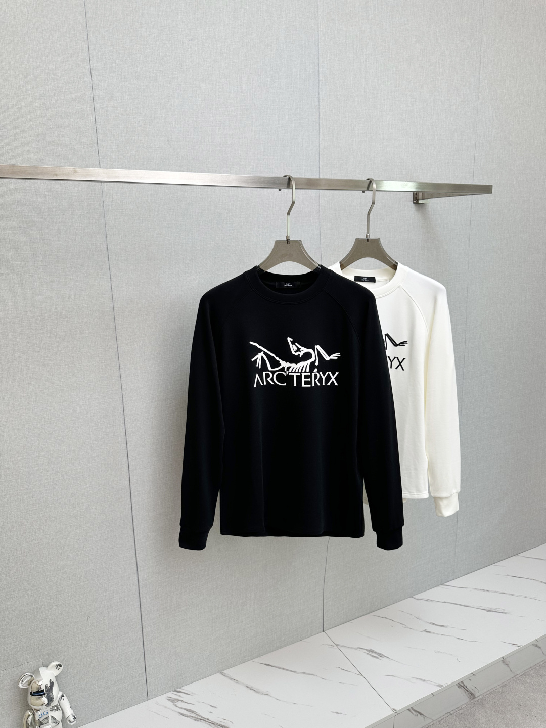 NO:532137,2025 autumn and winter new long-sleeved sweatshirt, classic logo design, versatile style. It is released simultaneously on the official website. It is soft, delicate and warm, and has a very high skin-friendly feeling, perfectly interpreting the brand's fashion trend!  Men’s wardrobe are indispensable, and they are low-key designs and must-haves. Dears, please buy them quickly!  Code number M-2XL, hoodie, sweatshirts, alexander wang198609092025秋冬新品长袖卫衣,经典Logo设计,百搭款 官网同步发售 柔软细腻保暖 亲肤感极高,完美诠释出品牌的时尚潮流！男人的衣柜都少不了基础 是低调的设计 必备款,亲们赶紧入手！码数M-2XL,,hoodie,sweatshirts,alexander wang,Men's clothing