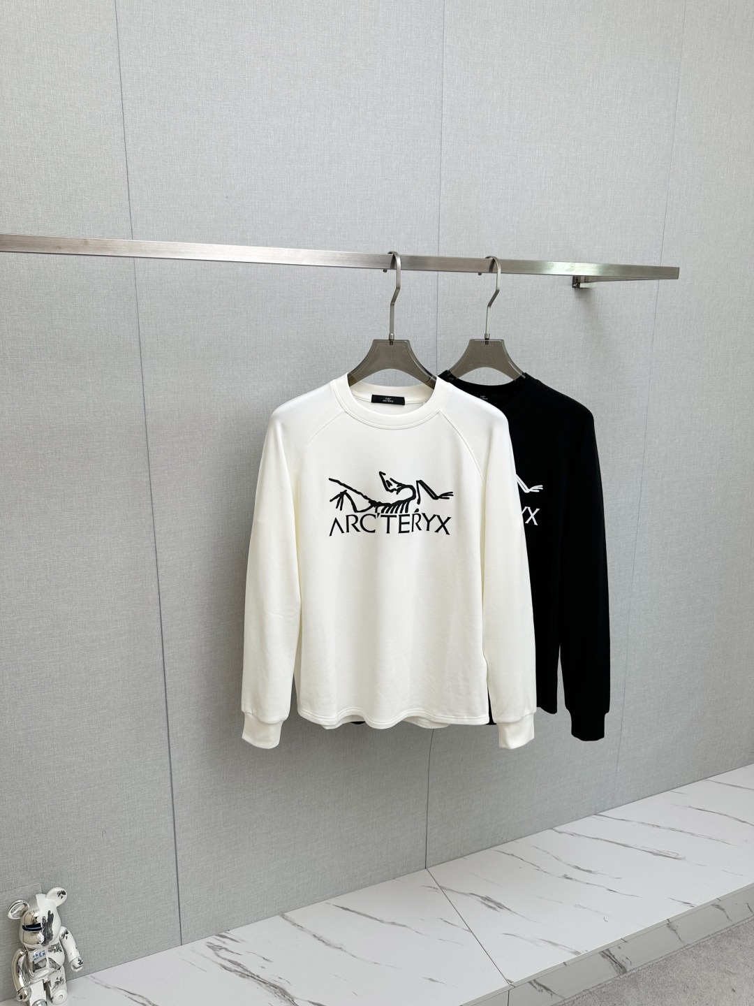 NO:657891,2025 autumn and winter new long-sleeved sweatshirt, classic logo design, versatile style, available simultaneously on the official website. Soft, delicate and warm, highly skin-friendly, perfectly interpreting the brand's fashion trend!  A man's wardrobe is indispensable for the basics. It is a low-key design and a must-have item. Dear friends, hurry up and get it!  Size M-2XL,,hoodie,sweatshirts,alexander wang198609092025秋冬新品长袖卫衣,经典Logo设计,百搭款 官网同步发售 柔软细腻保暖 亲肤感极高,完美诠释出品牌的时尚潮流！男人的衣柜都少不了基础 是低调的设计 必备款,亲们赶紧入手！码数M-2XL,,hoodie,sweatshirts,alexander wang,Men's clothing