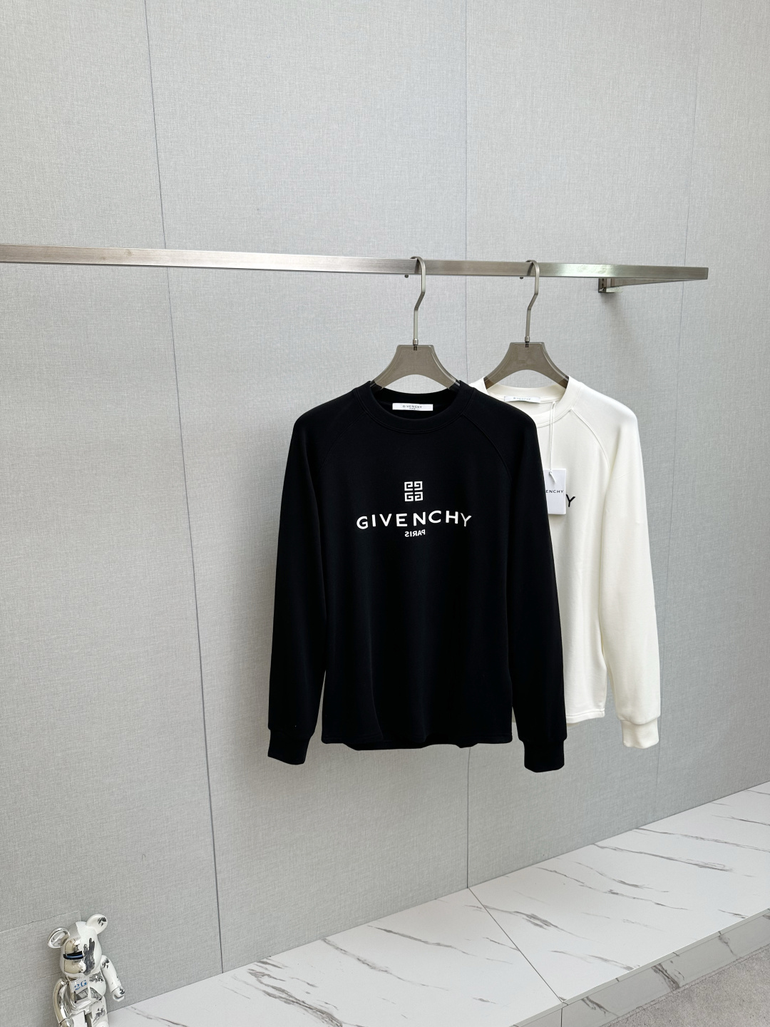 NO:532134,GIVE's new long-sleeved sweatshirt with classic logo design, versatile models, released simultaneously on the official website, soft, delicate and warm, extremely skin-friendly, perfectly interpreting the brand's fashion trend!  Men’s wardrobe are indispensable, and they are low-key designs and must-haves. Dears, please buy them quickly!  Code number M-2XL, given hoodie, sweatshirts, alexander wang19860909GIVE 2025秋冬新品长袖卫衣,经典Logo设计,百搭款 官网同步发售 柔软细腻保暖 亲肤感极高,完美诠释出品牌的时尚潮流！男人的衣柜都少不了基础 是低调的设计 必备款,亲们赶紧入手！码数M-2XL,,givenchy,hoodie,sweatshirts,alexander wang,Men's clothing