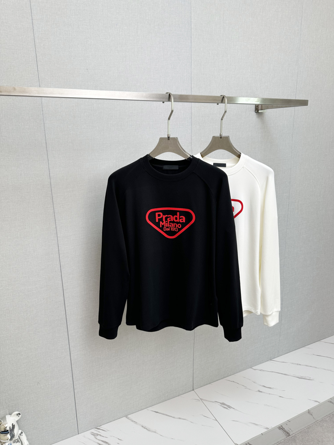 NO:532131,PRADA's new long-sleeved sweatshirt with classic logo design and versatile models are released simultaneously on the official website. It is soft, delicate and warm, and has a very high skin-friendly feeling, perfectly interpreting the brand's fashion trend!  Men’s wardrobe are indispensable, and they are low-key designs and must-haves. Dears, please buy them quickly!  Code number M-2XL, prada, hoodie, sweatshirts, alexander wang19860909PRADA 2025秋冬新品长袖卫衣,经典Logo设计,百搭款 官网同步发售 柔软细腻保暖 亲肤感极高,完美诠释出品牌的时尚潮流！男人的衣柜都少不了基础 是低调的设计 必备款,亲们赶紧入手！码数M-2XL,,prada,hoodie,sweatshirts,alexander wang,Men's clothing