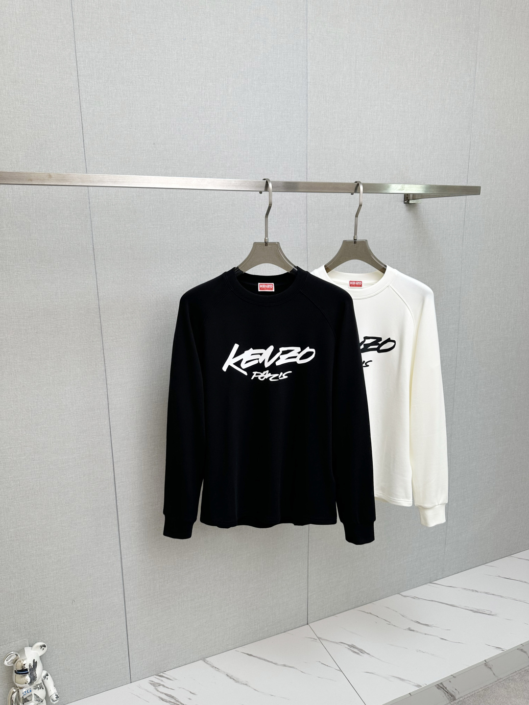 NO:532130,KENZO's new long-sleeved sweatshirt with classic logo design and versatile models are released simultaneously on the official website. It is soft, delicate and warm, and has a high skin-friendly feeling, perfectly interpreting the brand's fashion trend!  Men’s wardrobe are indispensable, and they are low-key designs and must-haves. Dears, please buy them quickly!  Code number M-2XL, hoodie, sweatshirts, alexander wang19860909KENZO 2025秋冬新品长袖卫衣,经典Logo设计,百搭款 官网同步发售 柔软细腻保暖 亲肤感极高,完美诠释出品牌的时尚潮流！男人的衣柜都少不了基础 是低调的设计 必备款,亲们赶紧入手！码数M-2XL,,hoodie,sweatshirts,alexander wang,Men's clothing