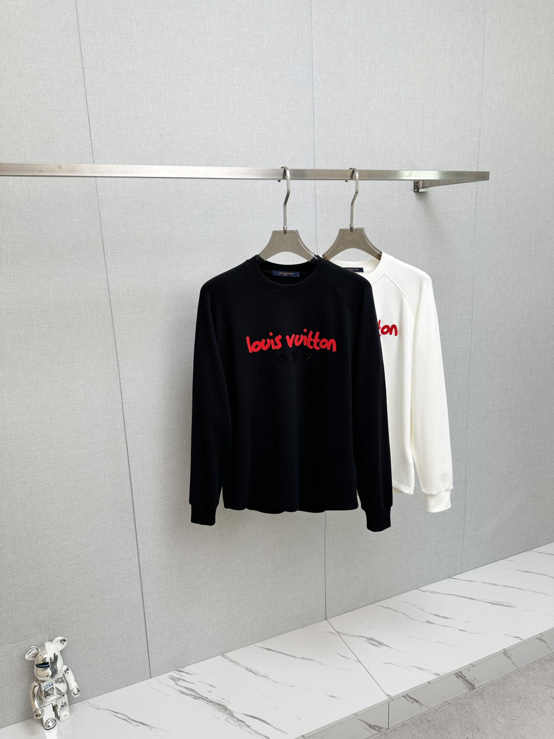 NO:532126,LV 2025 autumn and winter new long-sleeved sweatshirt, classic logo design, versatile style. It is released simultaneously on the official website. It is soft, delicate and warm, and has a very high skin-friendly feeling, perfectly interpreting the brand's fashion trend!  Men’s wardrobe are indispensable, and they are low-key designs and must-haves. Dears, please buy them quickly!  Code number M-2XL, louis vuitton, hoodie, sweatshirts, alexander wang19860909LV 2025秋冬新品长袖卫衣,经典Logo设计,百搭款 官网同步发售 柔软细腻保暖 亲肤感极高,完美诠释出品牌的时尚潮流！男人的衣柜都少不了基础 是低调的设计 必备款,亲们赶紧入手！码数M-2XL,,louis vuitton,hoodie,sweatshirts,alexander wang,Men's clothing