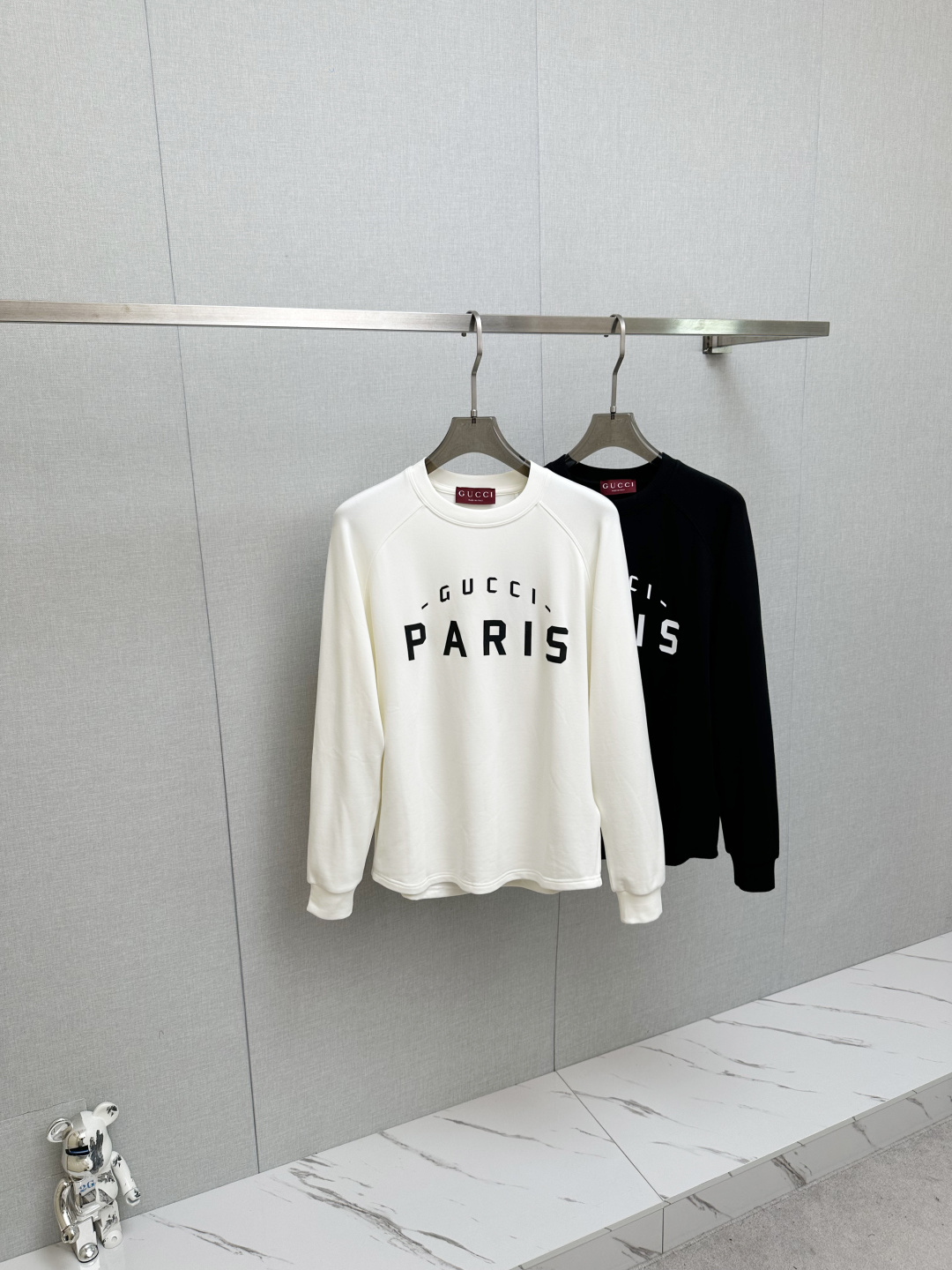 NO:657923,GUCCI 2025 autumn and winter new long-sleeved sweatshirt, classic logo design, versatile style, available simultaneously on the official website. Soft, delicate and warm, highly skin-friendly, perfectly interpreting the brand's fashion trends!  A man's wardrobe is indispensable for the basics. It is a low-key design and a must-have item. Dear friends, hurry up and get it!  Size M-2XL,,gucci,hoodie,sweatshirts,alexander wang19860909GUCCI 2025秋冬新品长袖卫衣,经典Logo设计,百搭款 官网同步发售 柔软细腻保暖 亲肤感极高,完美诠释出品牌的时尚潮流！男人的衣柜都少不了基础 是低调的设计 必备款,亲们赶紧入手！码数M-2XL,,gucci,hoodie,sweatshirts,alexander wang,Men's clothing