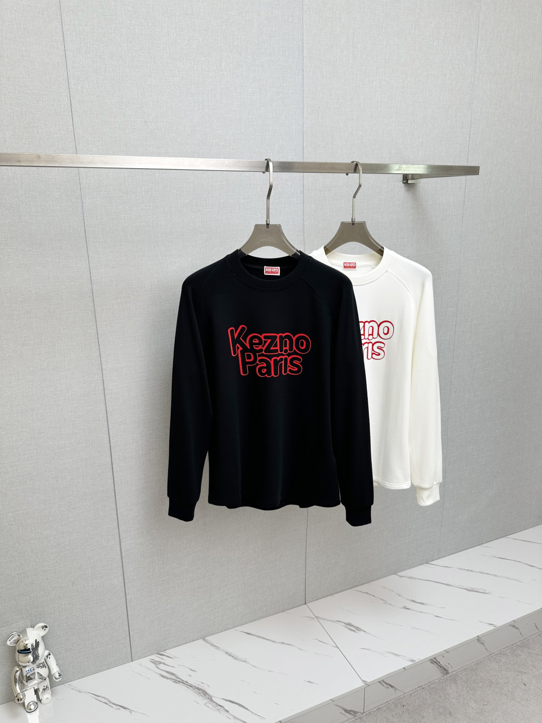 NO:532122,2025 autumn and winter new long-sleeved sweatshirt, classic logo design, versatile style. It is released simultaneously on the official website. It is soft, delicate and warm, and has a very high skin-friendly feeling, perfectly interpreting the brand's fashion trend!  Men’s wardrobe are indispensable, and they are low-key designs and must-haves. Dears, please buy them quickly!  Code number M-2XL, hoodie, sweatshirts, alexander wang198609092025秋冬新品长袖卫衣,经典Logo设计,百搭款 官网同步发售 柔软细腻保暖 亲肤感极高,完美诠释出品牌的时尚潮流！男人的衣柜都少不了基础 是低调的设计 必备款,亲们赶紧入手！码数M-2XL,,hoodie,sweatshirts,alexander wang,Men's clothing