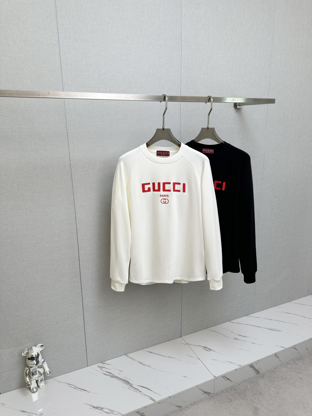 NO:657883,GUCCI 2025 autumn and winter new long-sleeved sweatshirt, classic logo design, versatile style, available simultaneously on the official website. Soft, delicate and warm, highly skin-friendly, perfectly interpreting the brand's fashion trend!  A man's wardrobe is indispensable for the basics. It is a low-key design and a must-have item. Dear friends, hurry up and get it!  Size M-2XL,,gucci,hoodie,sweatshirts,alexander wang19860909GUCCI 2025秋冬新品长袖卫衣,经典Logo设计,百搭款 官网同步发售 柔软细腻保暖 亲肤感极高,完美诠释出品牌的时尚潮流！男人的衣柜都少不了基础 是低调的设计 必备款,亲们赶紧入手！码数M-2XL,,gucci,hoodie,sweatshirts,alexander wang,Men's clothing