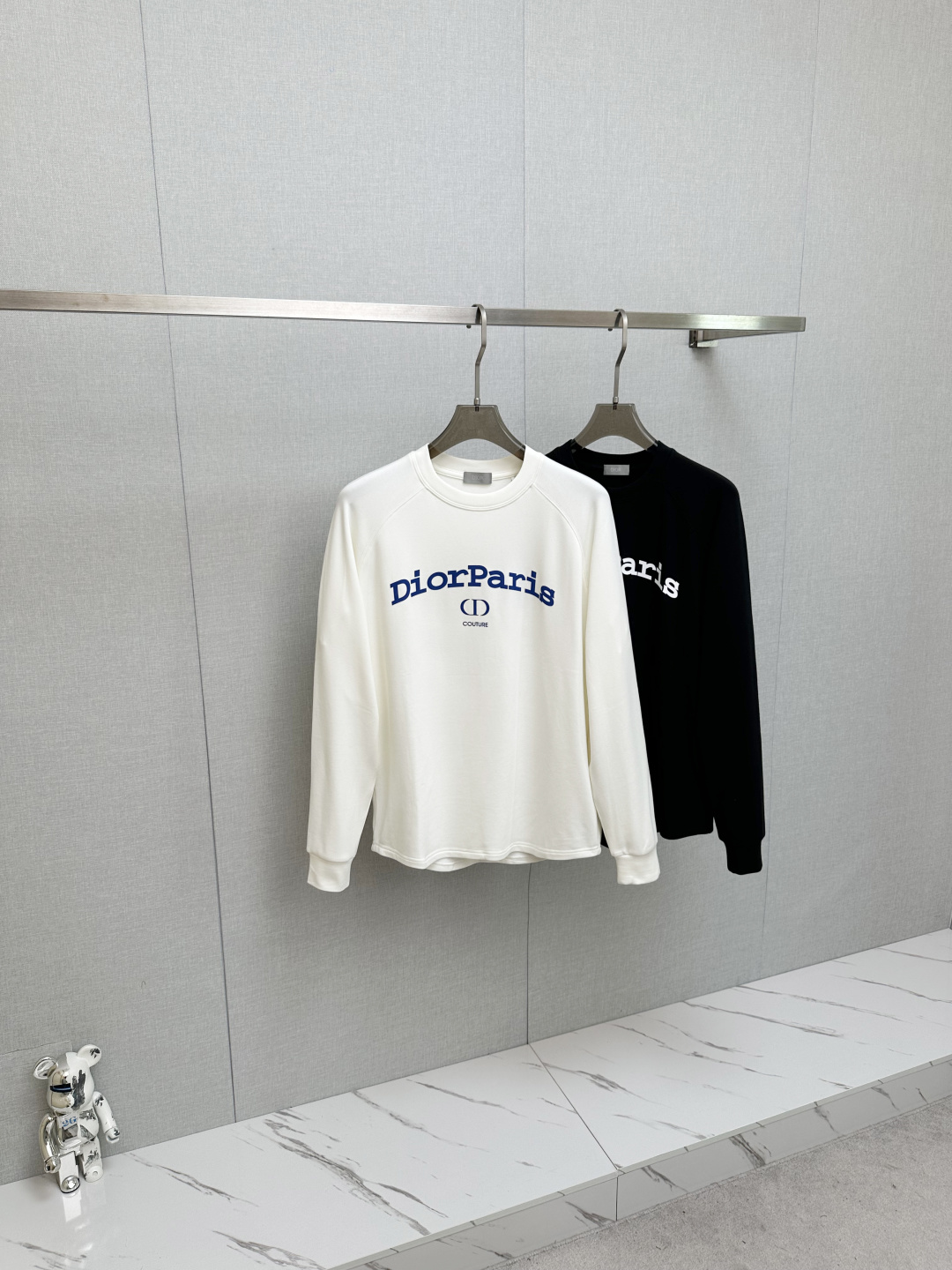 NO:657888,DIOR 2025 autumn and winter new long-sleeved sweatshirt, classic logo design, versatile style, available simultaneously on the official website. Soft, delicate and warm, highly skin-friendly, perfectly interpreting the brand's fashion trend!  A man's wardrobe is indispensable for the basics. It is a low-key design and a must-have item. Dear friends, hurry up and get it!  Size M-2XL,,dior,hoodie,sweatshirts,alexander wang19860909DIOR 2025秋冬新品长袖卫衣,经典Logo设计,百搭款 官网同步发售 柔软细腻保暖 亲肤感极高,完美诠释出品牌的时尚潮流！男人的衣柜都少不了基础 是低调的设计 必备款,亲们赶紧入手！码数M-2XL,,dior,hoodie,sweatshirts,alexander wang,Men's clothing