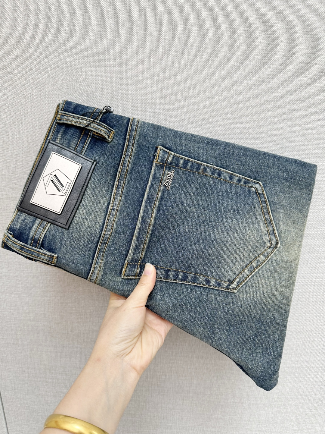 NO:539163,Z Zenia's official counter is available simultaneously, original singles, super stylish jeans, customized original washing denim fabric, unique design, top-grade printed craft letter pattern logo, original hardware and auxiliary decoration, extremely top-notch jeans, the materials and craftsmanship are extremely luxurious and exquisite, extremely high-end, handsome and stylish, recommended, size 29-38, zegna, jeans, alexander wang19860909Z 杰尼亚 官网专柜同步有售,原单狠货,超级有范儿的一款牛仔裤,定制原版水洗牛仔面料,独特设计,顶级印花工艺字母图案logo,原版五金辅料装饰,极为翘楚的一款牛仔裤,用料与工艺都极致奢华精湛,档次极高,上身帅气有型,推荐,码数29—38,,zegna,jeans,alexander wang,Men's clothing