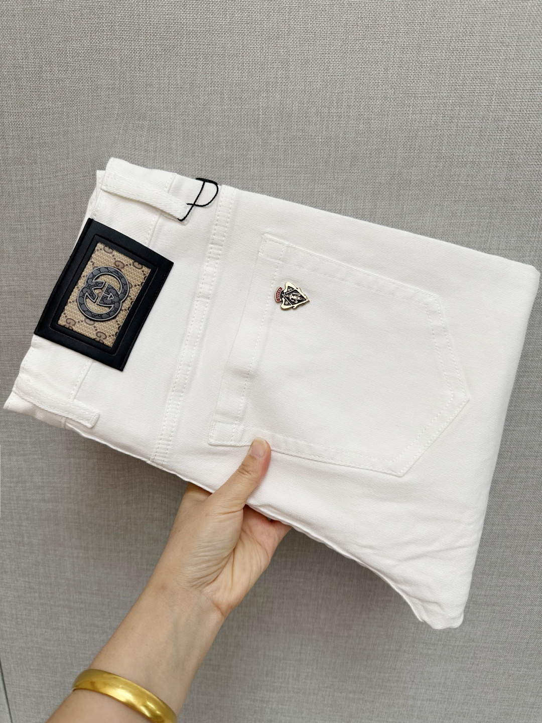 NO:539165,GUCCI official website counter is available simultaneously, original singles, super stylish jeans, customized original washing denim fabric, unique design, top-grade printing craft letter pattern logo, original hardware and auxiliary decoration, extremely superior jeans, the materials and craftsmanship are extremely luxurious and exquisite, extremely high-end, handsome and stylish, recommended, size 29-38, gucci, jeans, alexander wang19860909GUCCI 官网专柜同步有售,原单狠货,超级有范儿的一款牛仔裤,定制原版水洗牛仔面料,独特设计,顶级印花工艺字母图案logo,原版五金辅料装饰,极为翘楚的一款牛仔裤,用料与工艺都极致奢华精湛,档次极高,上身帅气有型,推荐,码数29—38,,gucci,jeans,alexander wang,Men's clothing