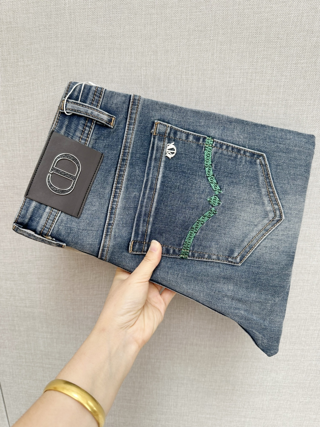 NO:539168,CD official website counter is available simultaneously, original singles, super stylish jeans, customized original washing denim fabric, unique design, top-grade printed craft letter pattern logo, original hardware and auxiliary decoration, extremely superior jeans, the materials and craftsmanship are extremely luxurious and exquisite, extremely high-end, handsome and stylish, recommended, digits 29-38, jeans, alexander wang19860909CD 官网专柜同步有售,原单狠货,超级有范儿的一款牛仔裤,定制原版水洗牛仔面料,独特设计,顶级印花工艺字母图案logo,原版五金辅料装饰,极为翘楚的一款牛仔裤,用料与工艺都极致奢华精湛,档次极高,上身帅气有型,推荐,码数29—38,,jeans,alexander wang,Men's clothing