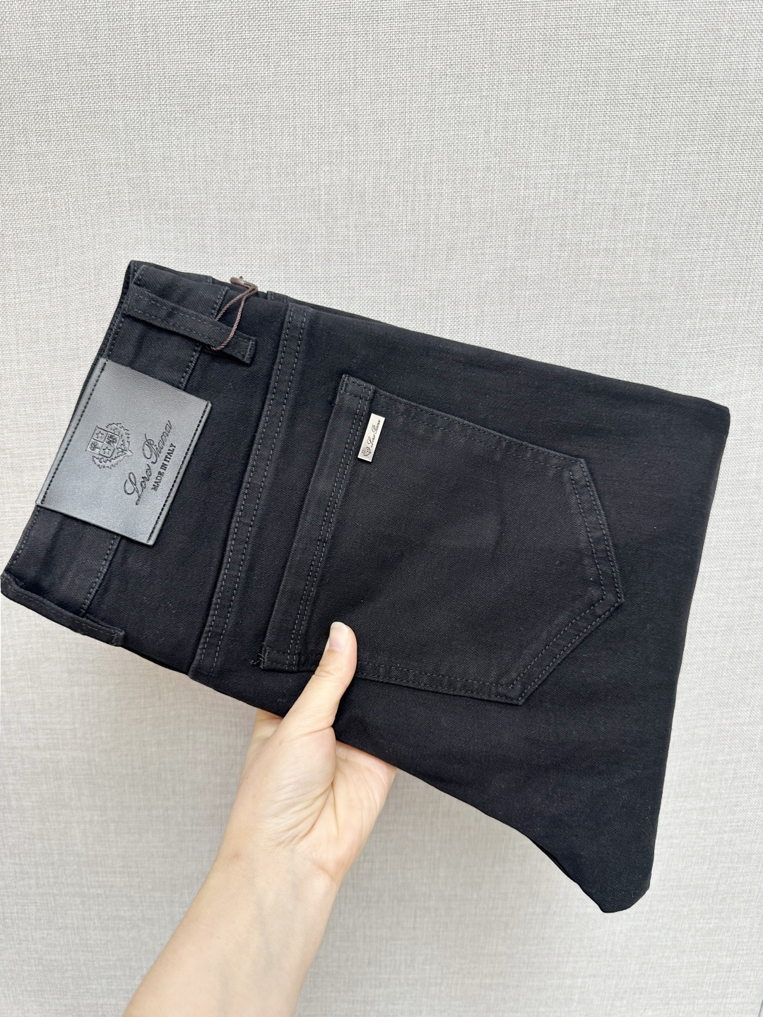 NO:539169,LP official website counter is available simultaneously, original singles, super stylish jeans, customized original washing denim fabric, unique design, top-grade printed craft letter pattern logo, original hardware and auxiliary decoration, extremely top-notch jeans, the materials and craftsmanship are extremely luxurious and exquisite, extremely high-end, handsome and stylish, recommended, digits 29-38, loro piana, jeans, alexander wang19860909LP 官网专柜同步有售,原单狠货,超级有范儿的一款牛仔裤,定制原版水洗牛仔面料,独特设计,顶级印花工艺字母图案logo,原版五金辅料装饰,极为翘楚的一款牛仔裤,用料与工艺都极致奢华精湛,档次极高,上身帅气有型,推荐,码数29—38,,loro piana,jeans,alexander wang,Men's clothing