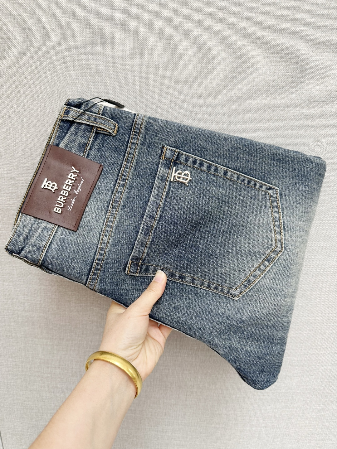 NO:539172,BURB official website counter is available simultaneously, original singles, super stylish jeans, customized original washing denim fabric, unique design, top-grade printed craft letter pattern logo, original hardware and auxiliary decoration, extremely top-notch jeans, the materials and craftsmanship are extremely luxurious and exquisite, extremely high-end, handsome and stylish, recommended, digits 29-38, burberry, jeans, alexander wang19860909BURB 官网专柜同步有售,原单狠货,超级有范儿的一款牛仔裤,定制原版水洗牛仔面料,独特设计,顶级印花工艺字母图案logo,原版五金辅料装饰,极为翘楚的一款牛仔裤,用料与工艺都极致奢华精湛,档次极高,上身帅气有型,推荐,码数29—38,,burberry,jeans,alexander wang,Men's clothing