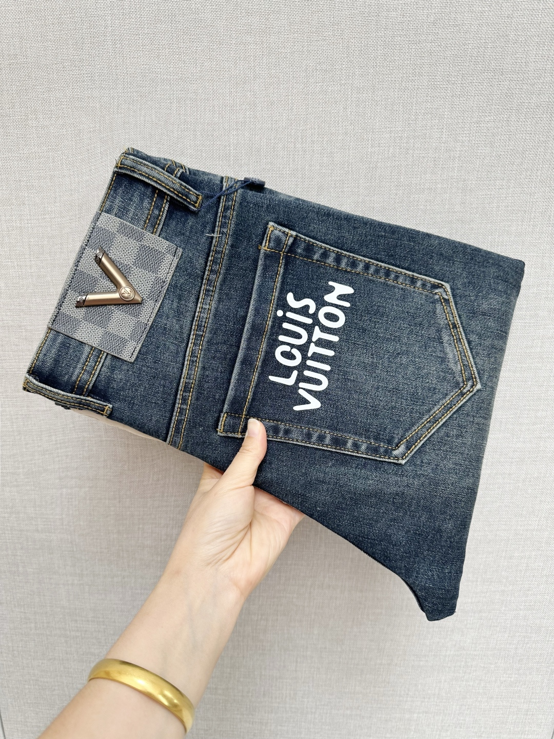 NO:539175,LV official website counter is available simultaneously, original singles, super stylish jeans, customized original washing denim fabric, unique design, top-grade printed craft letter pattern logo, original hardware and auxiliary decoration, extremely superior jeans, the materials and craftsmanship are extremely luxurious and exquisite, extremely high-end, handsome and stylish, recommended, digits 29-38,, louis vuitton, jeans, alexander wang19860909LV 官网专柜同步有售,原单狠货,超级有范儿的一款牛仔裤,定制原版水洗牛仔面料,独特设计,顶级印花工艺字母图案logo,原版五金辅料装饰,极为翘楚的一款牛仔裤,用料与工艺都极致奢华精湛,档次极高,上身帅气有型,推荐,码数29—38,,louis vuitton,jeans,alexander wang,Men's clothing