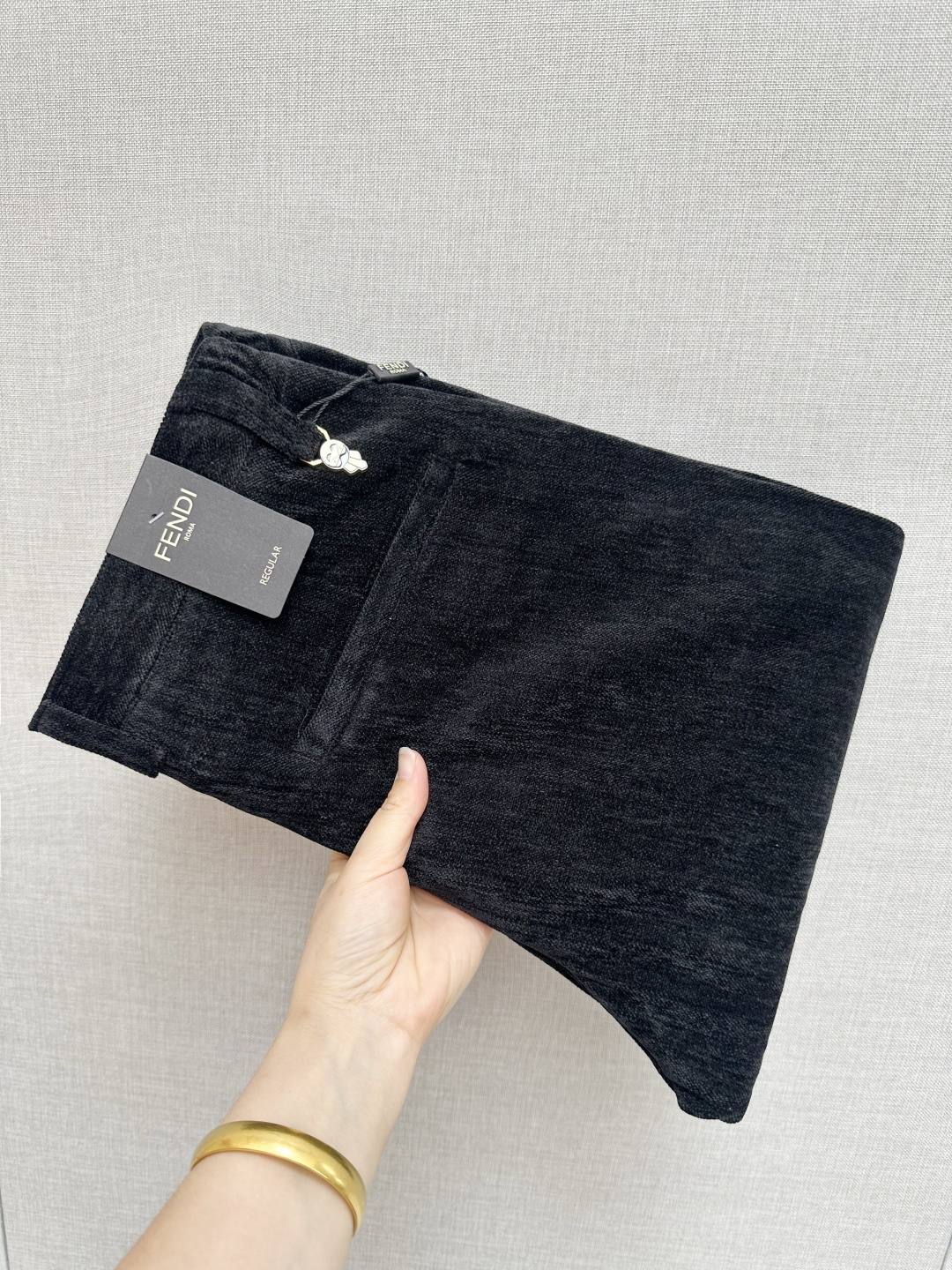 NO:539178,PRADA 2025 Latest Trade Order Corduroy Casual Pants!  Full quality!  !  Customized exclusive corduroy fabric cut!  The upper body is comfortable and breathable, not stiff, and the overall three-dimensional feeling is rich and the quality is exported to meet the simple needs of commuters for dressing. The upper body is very effective, it looks slim and does not picky about the figure. The fabric workmanship is impeccable. Only good craftsmanship can make you look good and tasteful. It is a must-have item for everyone!  Size M-3XL, prada, alexander wang19860909PRADA 2025最新贸易订单灯芯绒休闲裤！全品相！！定制专属灯芯绒面料剪裁！上身舒适透气,不僵硬,整体有着丰富的立体感,品质出口订单,满足通勤人们对于着装的简约需求,上身效果很好,显瘦,不挑剔身材.面料做工....无可挑剔,好工艺好面料才能穿出好品味一款,人手必备单品！尺码M-3XL,,prada,alexander wang,Men's clothing