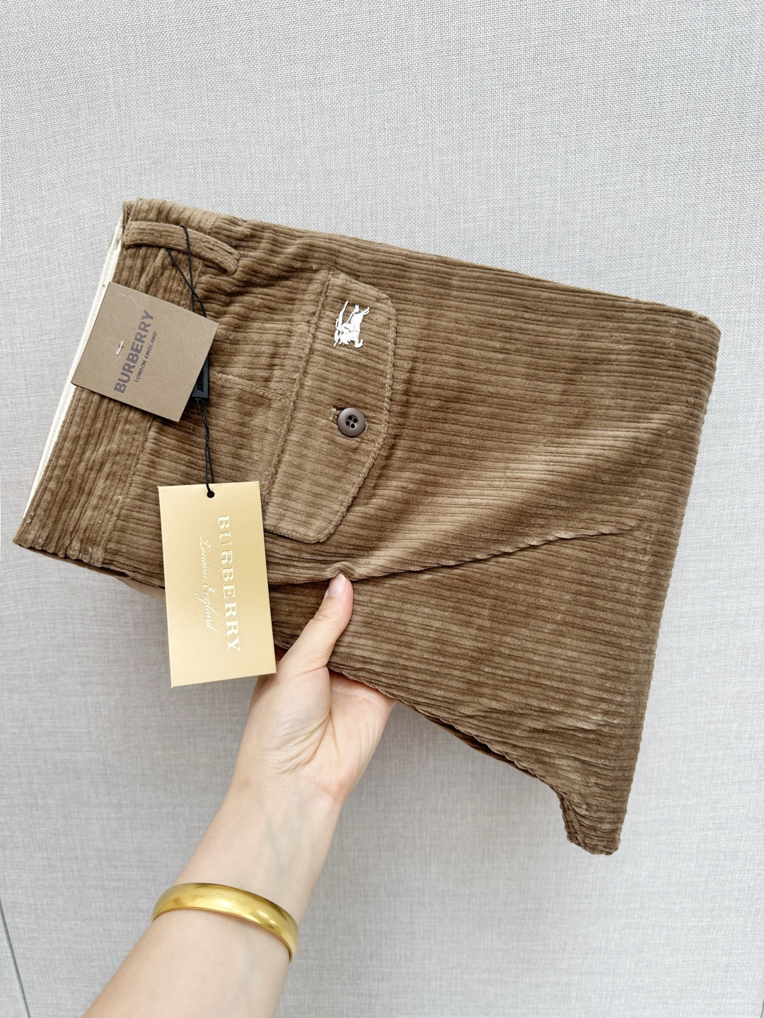 NO:539181,BURB 2025 Latest Trade Order Corduroy Casual Pants!  Full quality!  !  Customized exclusive corduroy fabric cut!  The upper body is comfortable and breathable, not stiff, and the overall three-dimensional feeling is rich and the quality is exported to meet the simple needs of commuters for dress. The upper body is very effective, it looks slim and does not picky about the figure. The fabric workmanship is impeccable. Only good craftsmanship can make you look good and tasteful. It is a must-have item for everyone!  Size M-3XL, Burberry, Alexander wang19860909BURB 2025最新贸易订单灯芯绒休闲裤！全品相！！定制专属灯芯绒面料剪裁！上身舒适透气,不僵硬,整体有着丰富的立体感,品质出口订单,满足通勤人们对于着装的简约需求,上身效果很好,显瘦,不挑剔身材.面料做工....无可挑剔,好工艺好面料才能穿出好品味一款,人手必备单品！尺码M-3XL,,burberry,alexander wang,Men's clothing