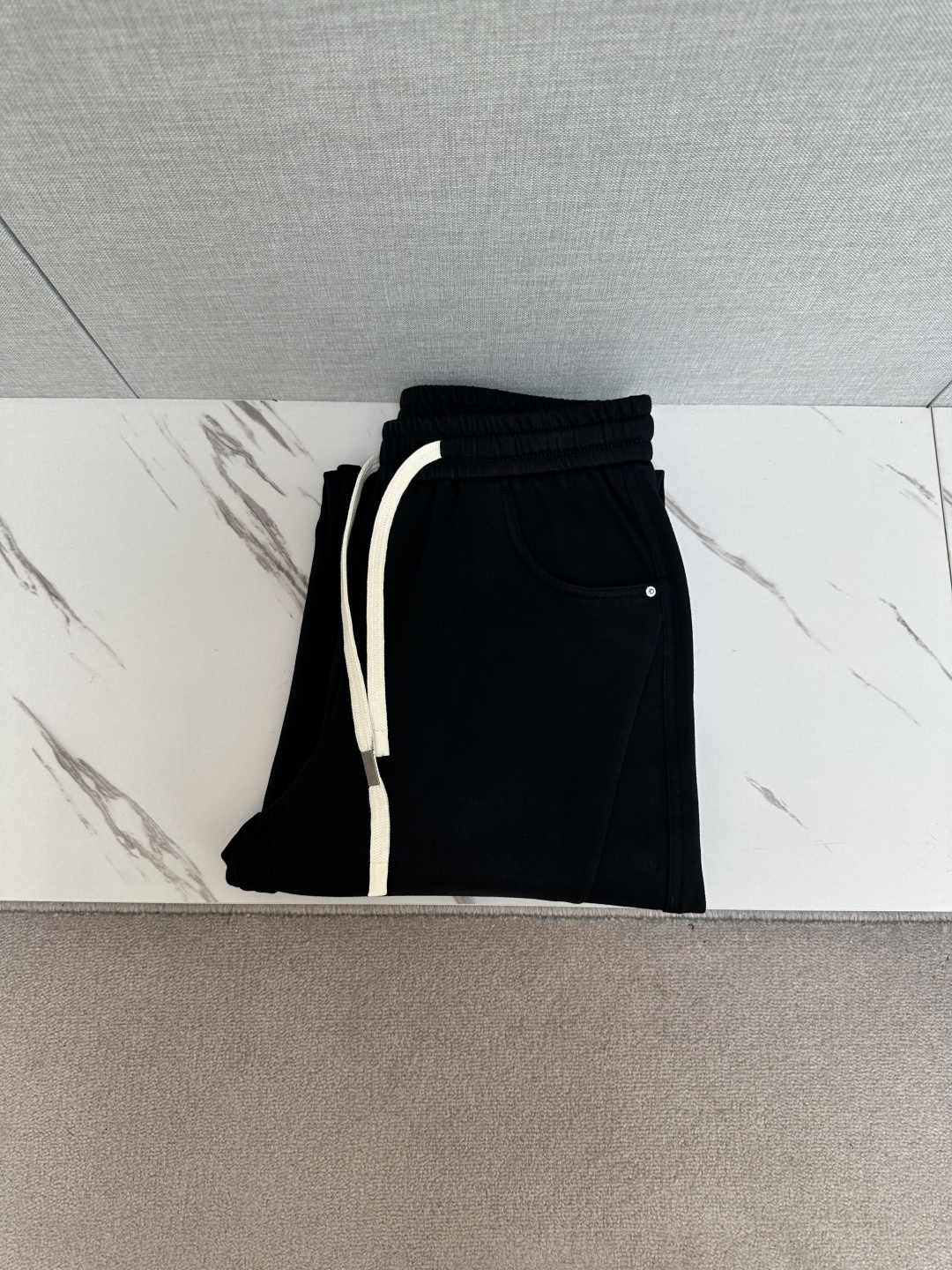 NO:550951,Men's original single casual pants for autumn and winter, heavy recommendation!  This model uses original exclusive fabric!  The craftsmanship is top-notch, design logo hardware modification!  The three-dimensional sense is extremely stunning and stunning. The pattern is presented by the iconic brand pattern. It has a very distinctive and high-end and fashionable look, which strongly demonstrates the identity!  In addition, it has a lot of cotton feel, both comfort and breathability, extremely delicate touch, and excellent skin-friendly!  The details are perfect, with all kinds of exquisite and exquisite, with a strong sense of styling, full of upper body styles, and belongs to the unique type on the market!  Size 48-56, alexander wang19860909秋冬男士原单休闲裤 重磅推荐！此款所运用原版专属面料！还是工艺都堪称顶尖,设计logo五金修饰！立体感极强,视觉极其惊艳震撼,图案由标志性的品牌图案呈现,辨识度非常鲜明且高级时髦,有力彰显身份！此外棉感十足,舒适性与透气性兼备,触感极为细腻,亲肤性绝佳！细节完美如斯,各种精湛考究 造型感极强,上身型款十足,属于市面独一无二的类型！尺码48—56,,alexander wang,Men's clothing